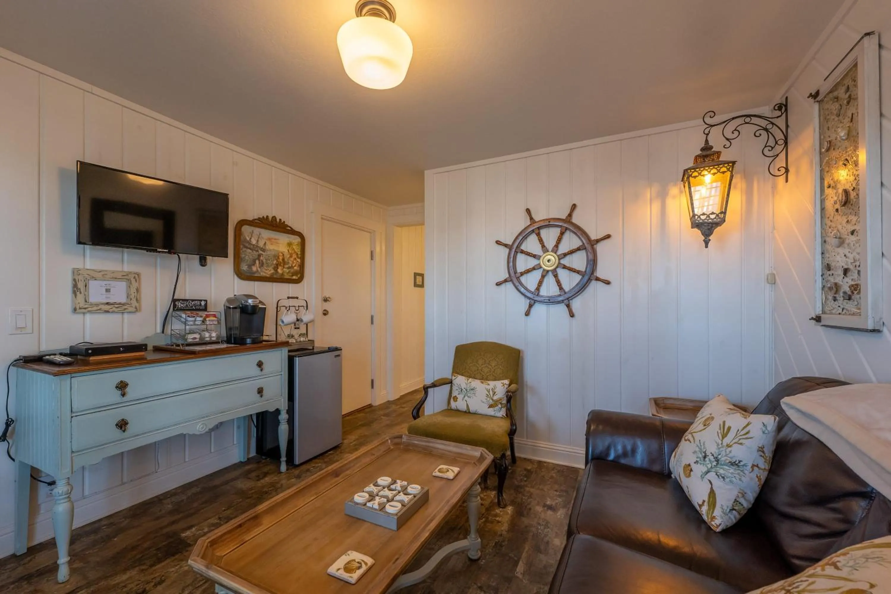 Deluxe Queen Room in Bandon Marina Inn