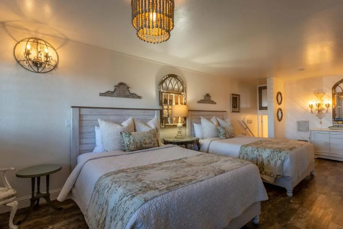 Queen Suite in Bandon Marina Inn