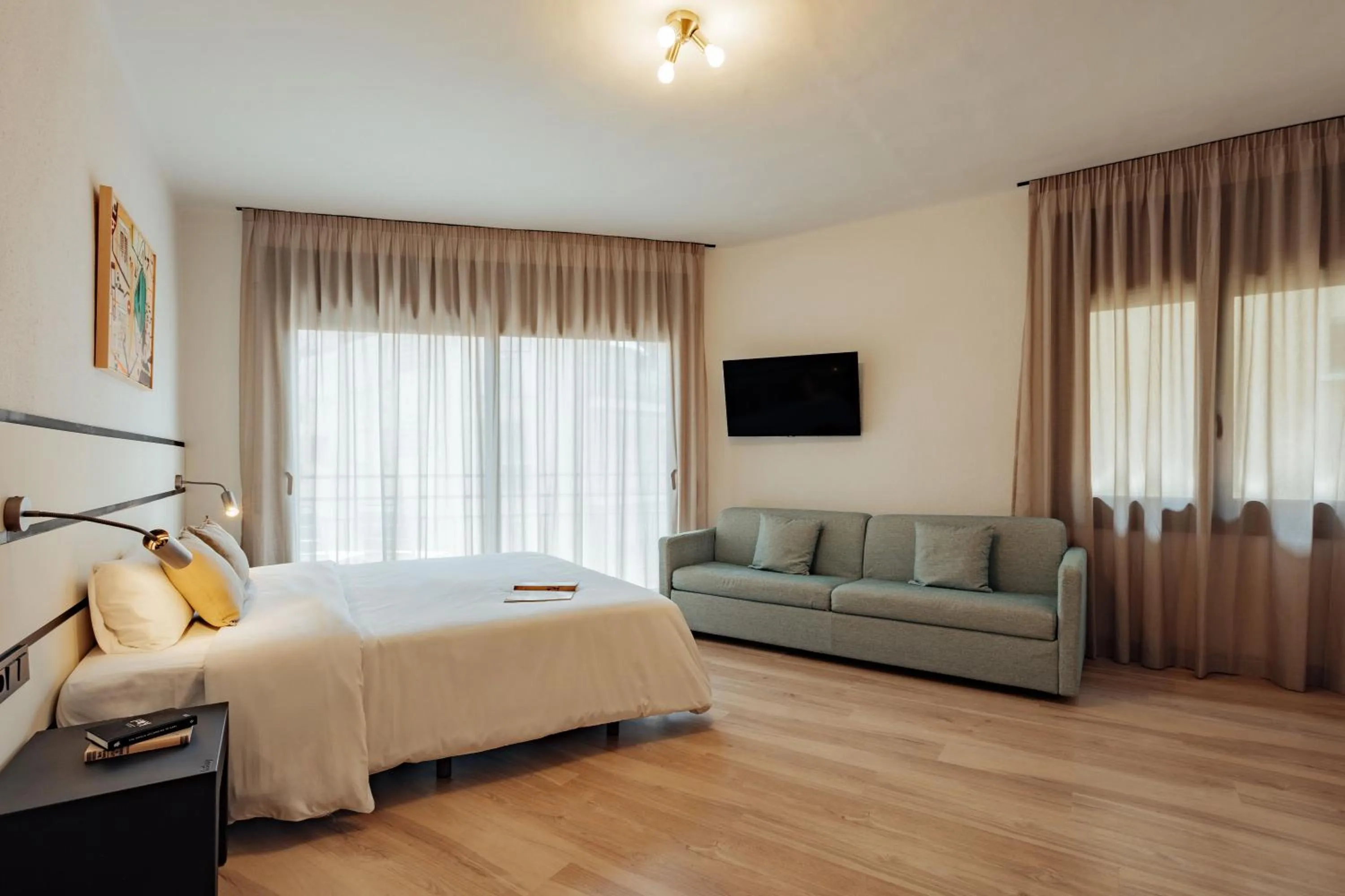 Family Room with Balcony in Hotel Robson - Smart Hotel