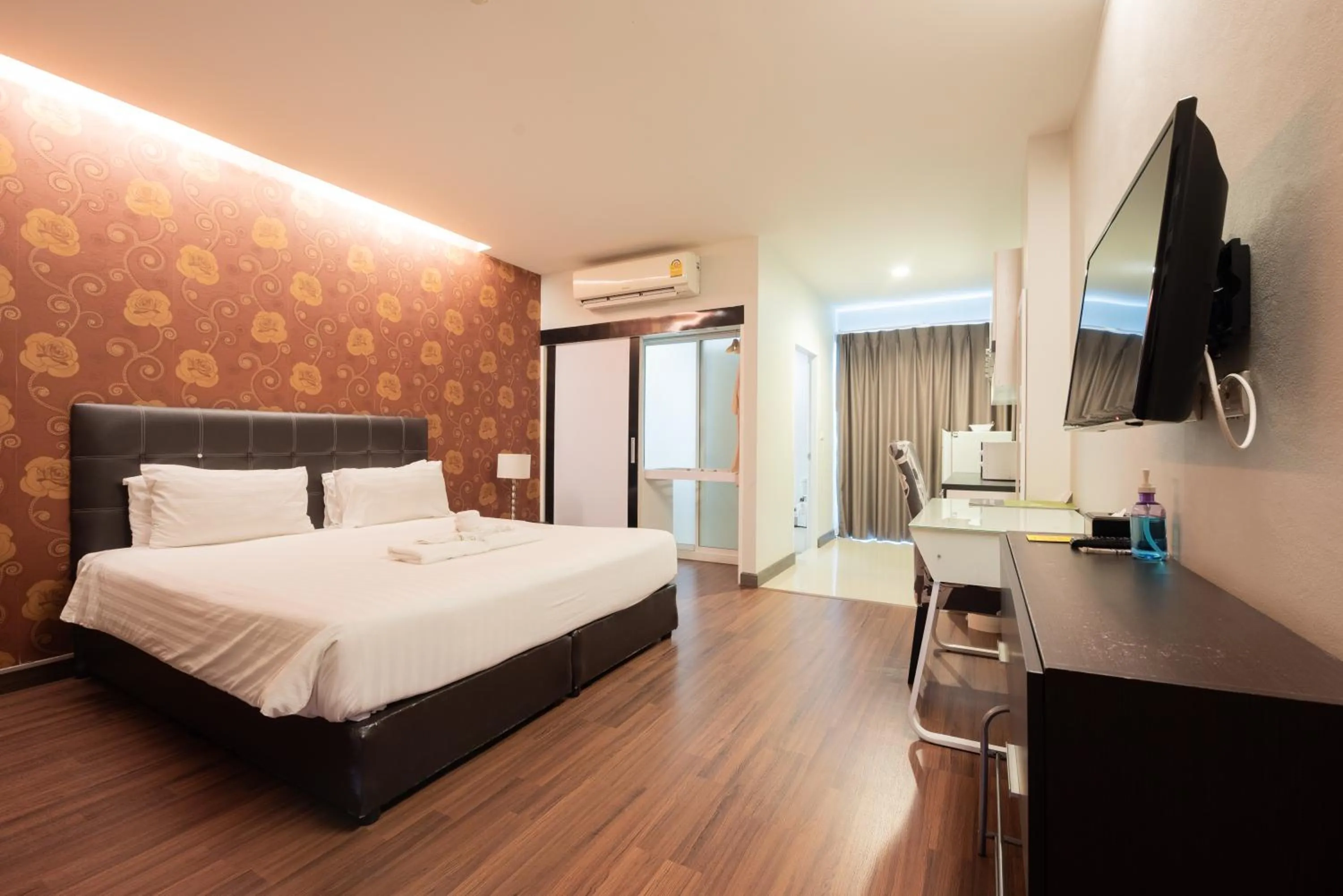 Deluxe King Room in Romyen Garden Place