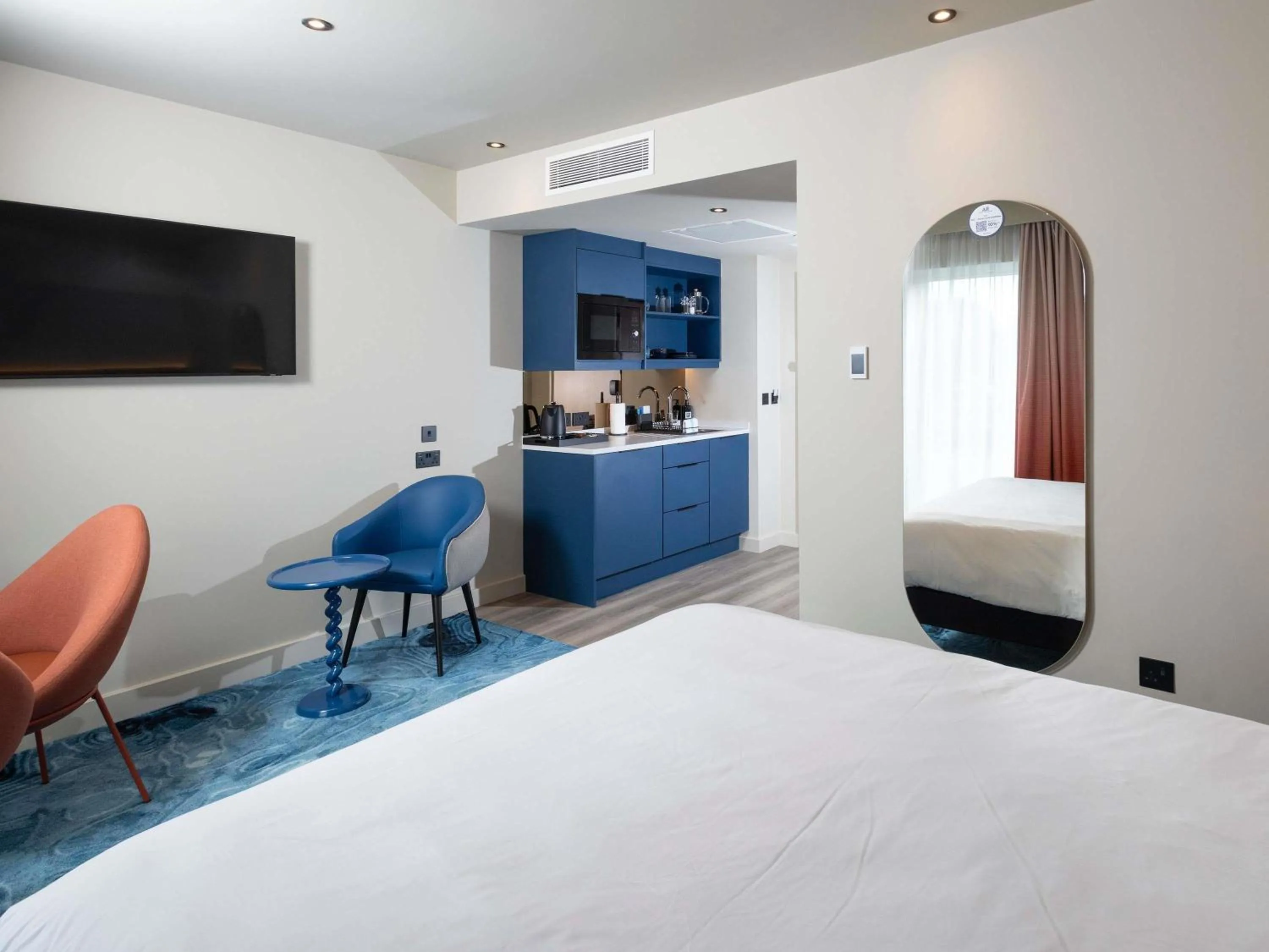 Superior Double Room with King Bed and Kitchenette in ibis Styles Burton On Trent