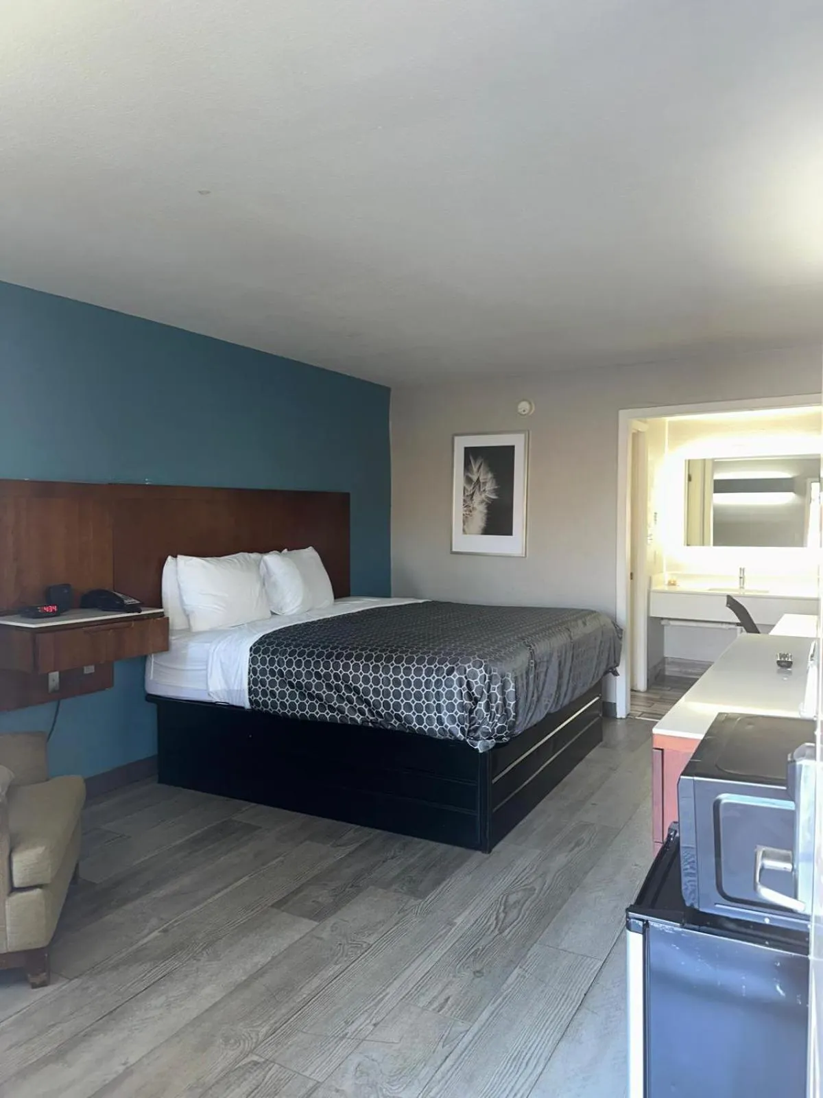 1 King Bed Smoking in Jameson Inn Winder