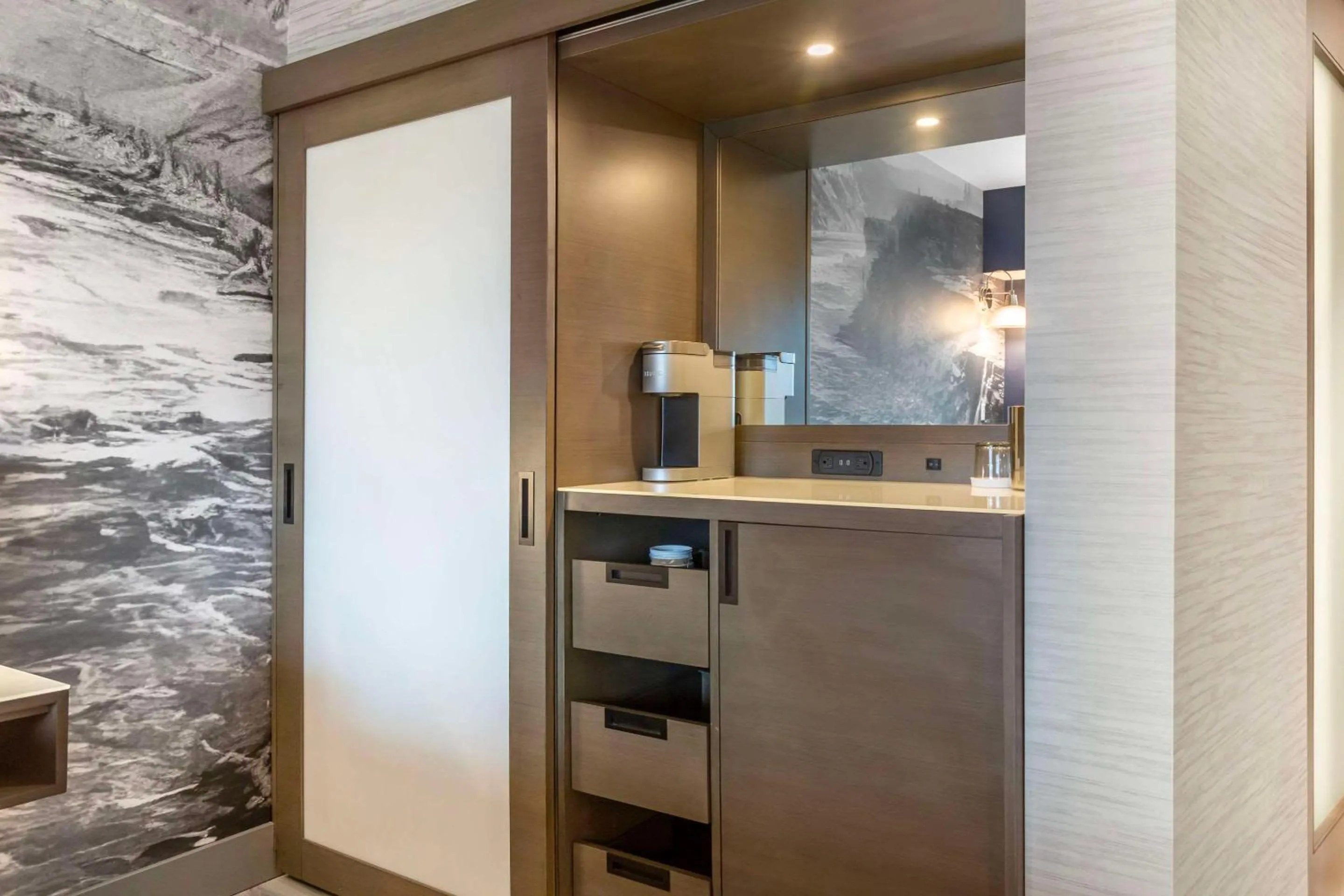 King Room - Non Smoking in Cambria Hotel Niagara Falls