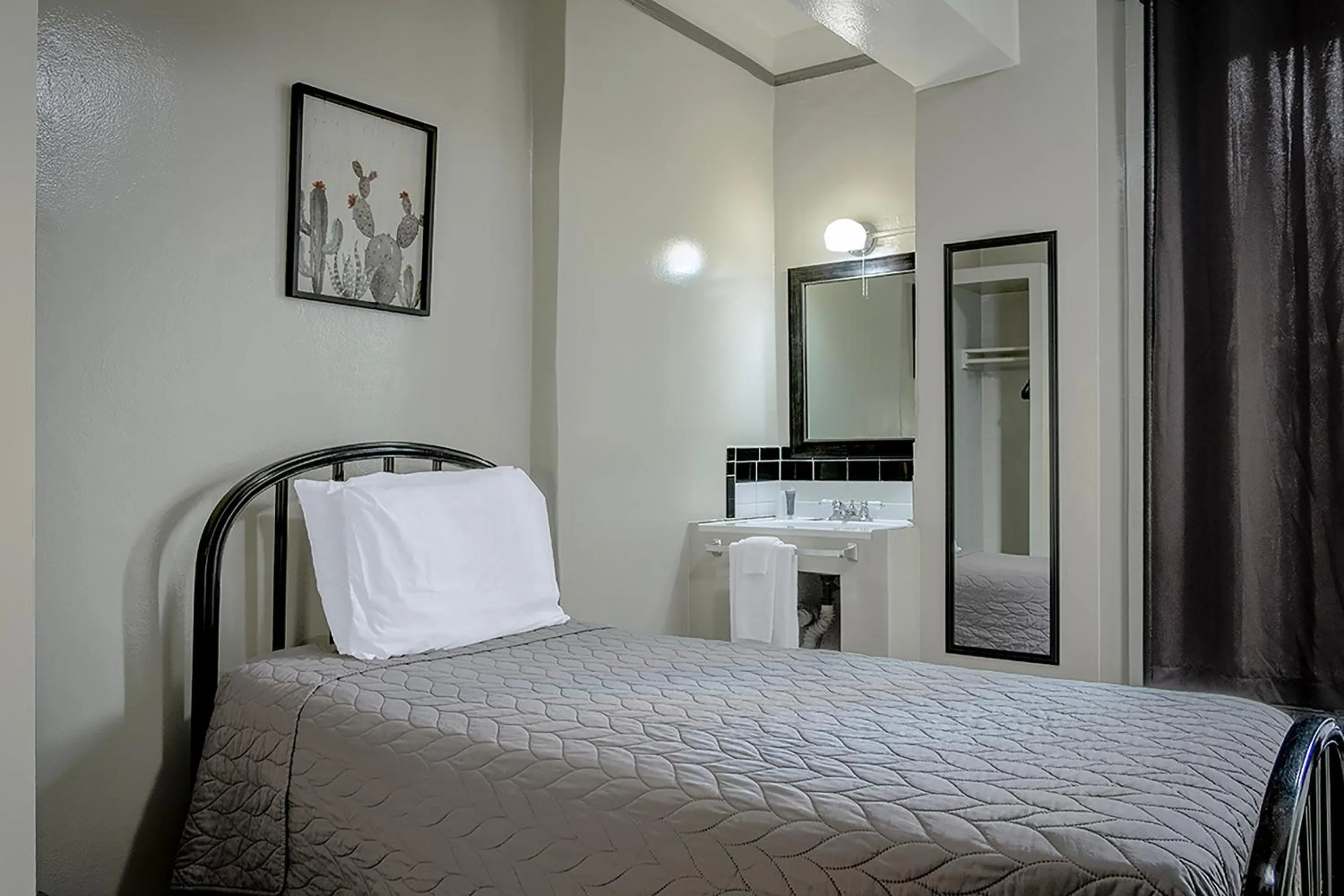 Room with One Single Bed  with Shared Bathroom in Gardner Hotel & Hostel
