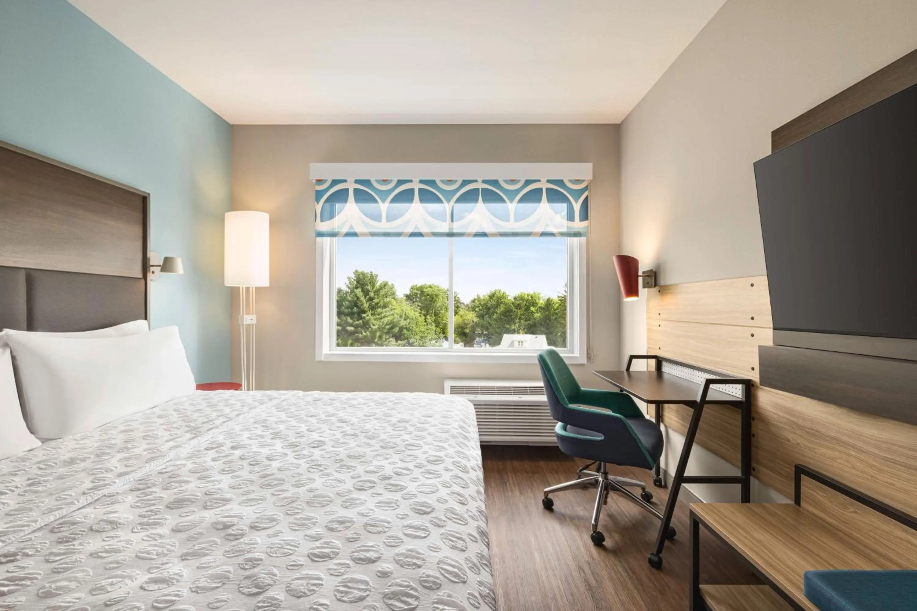 King Room with Walk-In Shower in Tru By Hilton Martinsburg