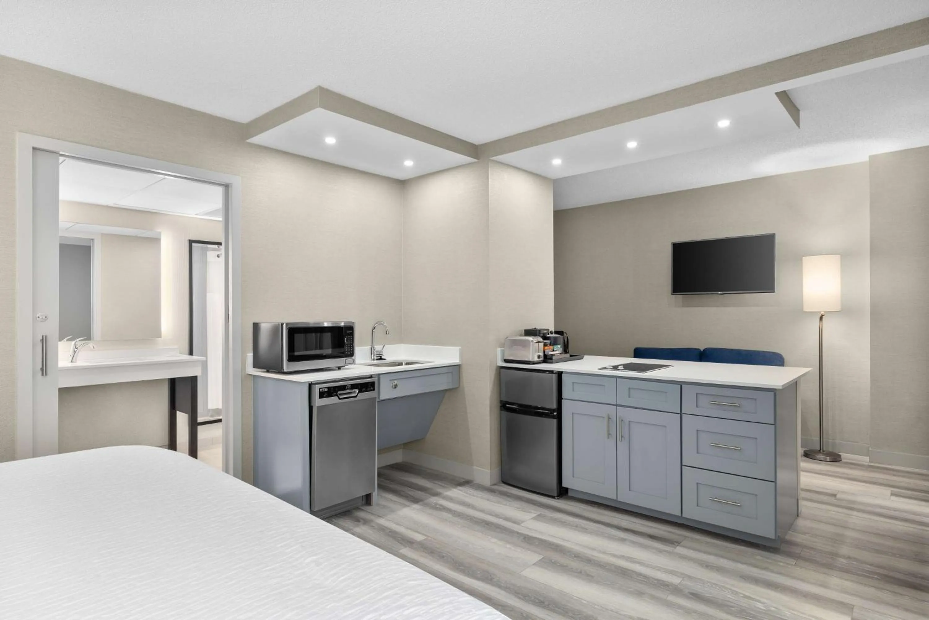 King Room with Mobility Accessible Roll-In Shower in Homewood Suites By Hilton Downers Grove Chicago, Il