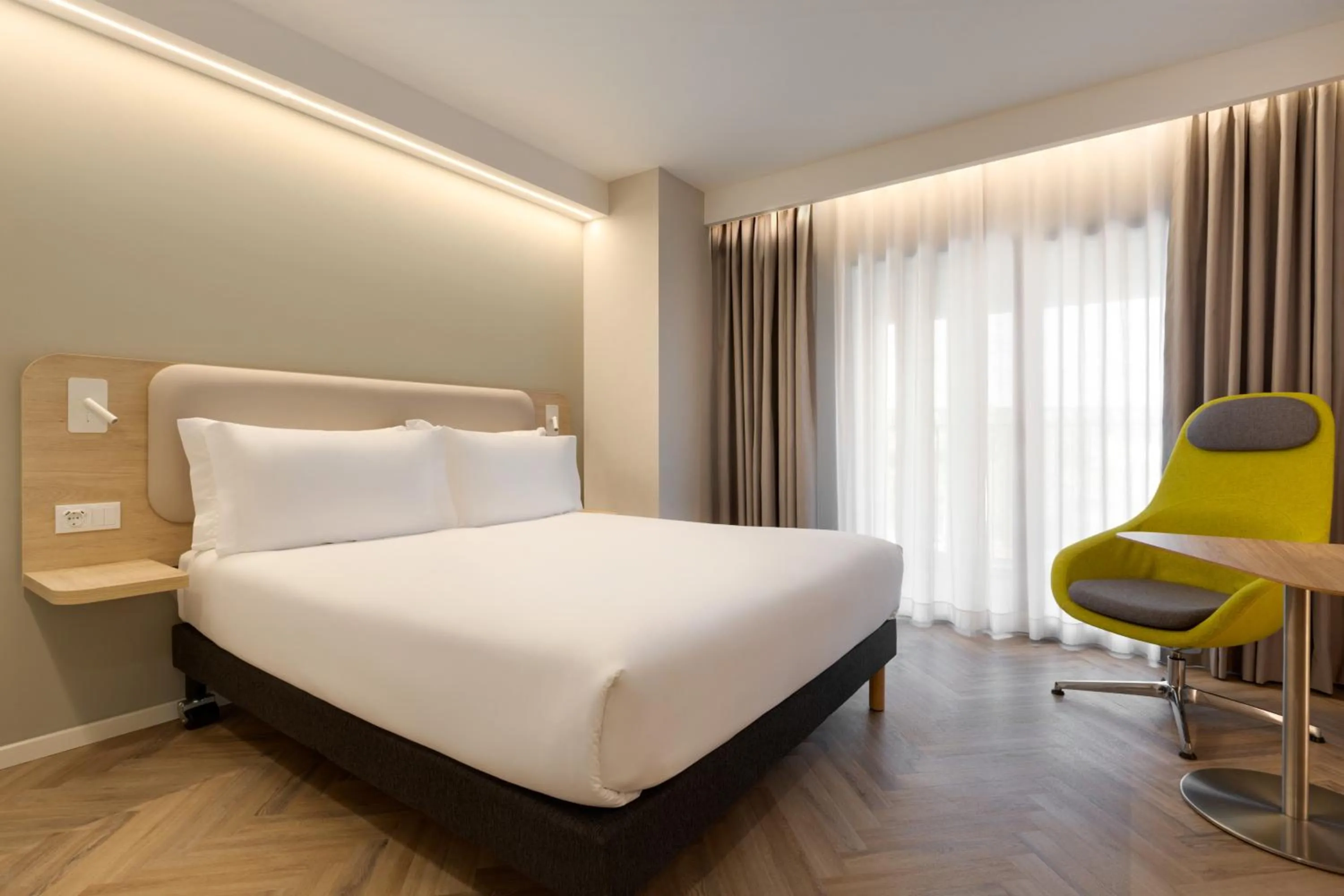 Standard Queen Room with Balcony in Holiday Inn Express Évora by IHG