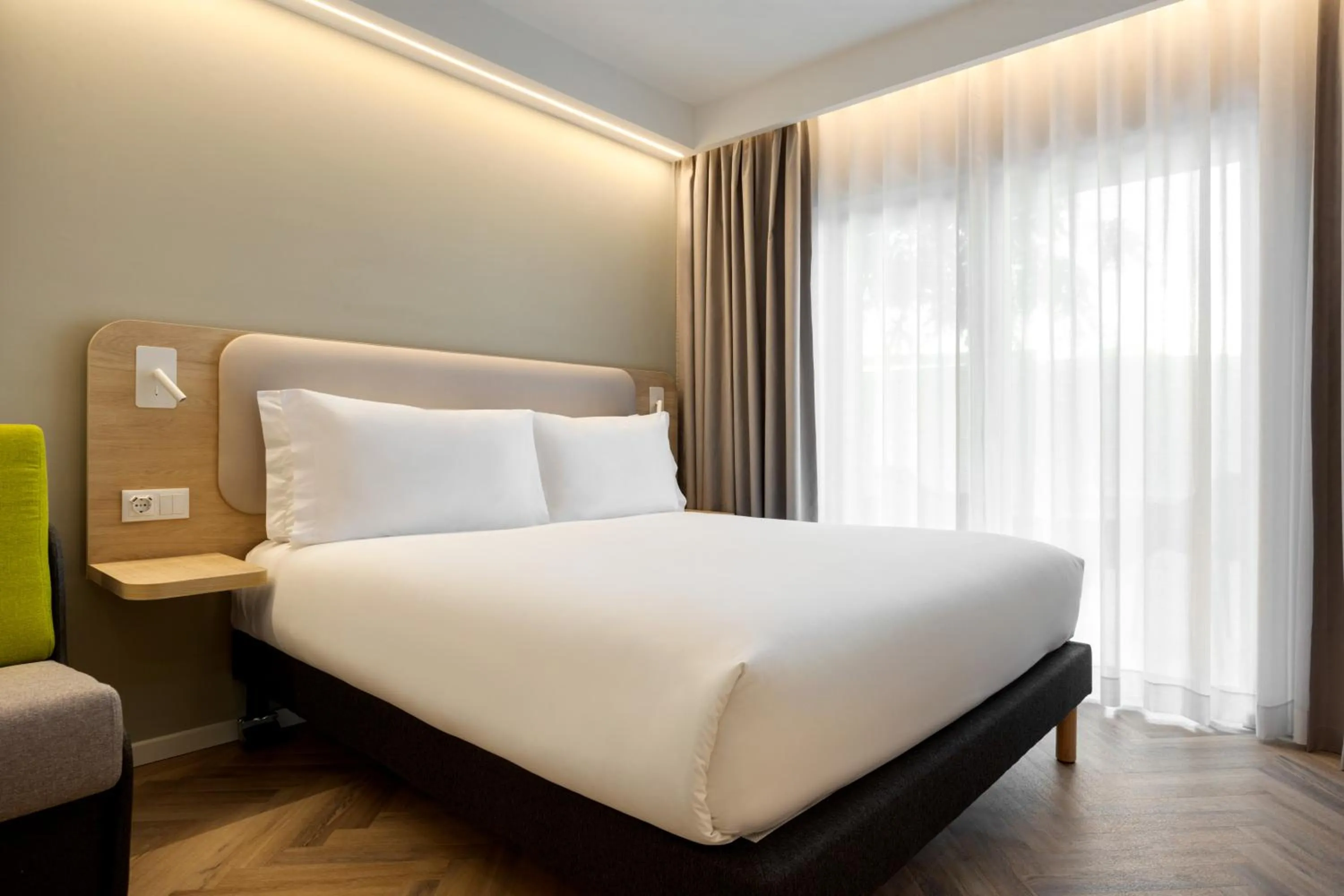 Standard Queen Room with Balcony in Holiday Inn Express Évora by IHG