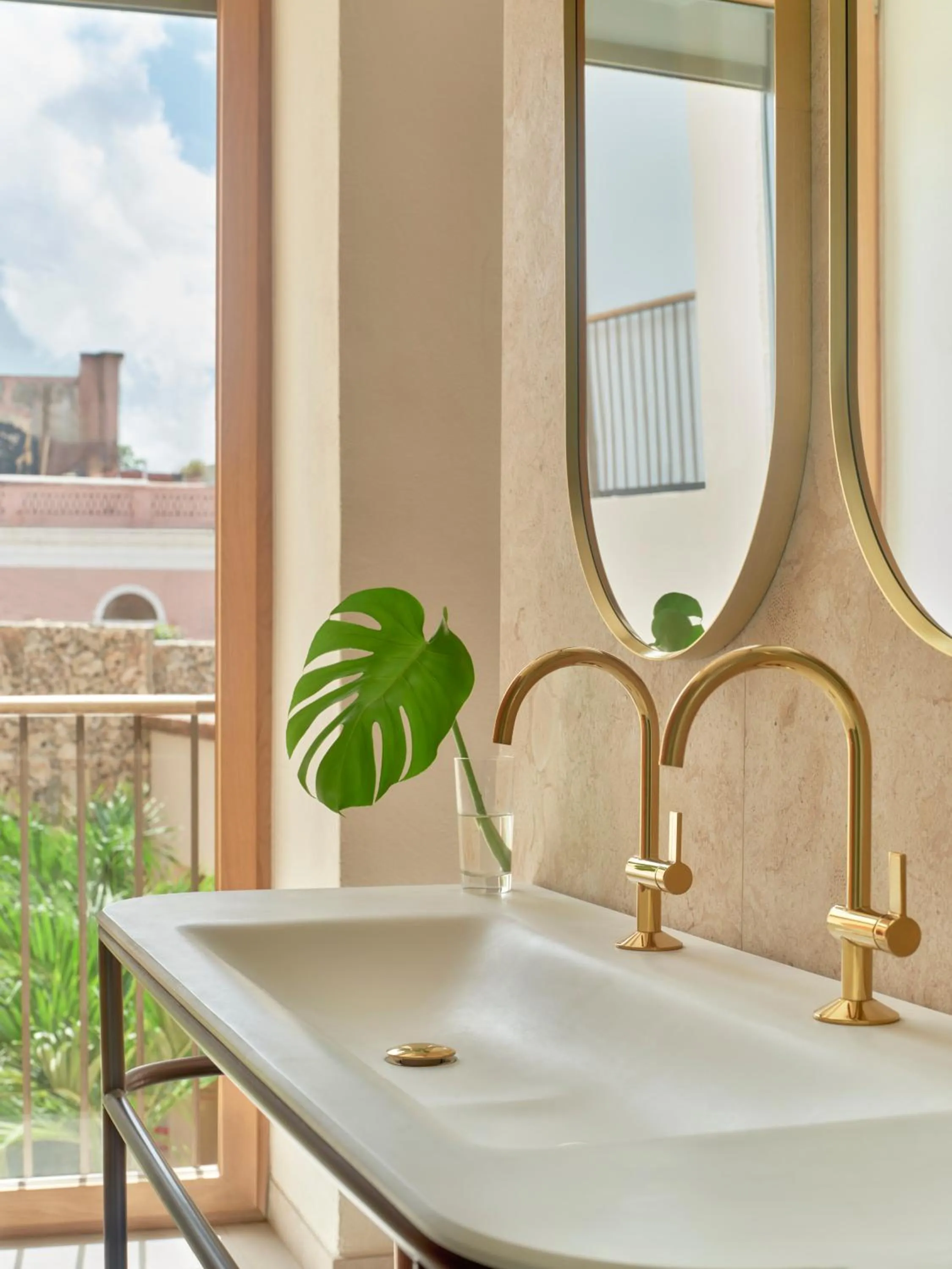 Colonial King Room in Kimpton Las Mercedes by IHG