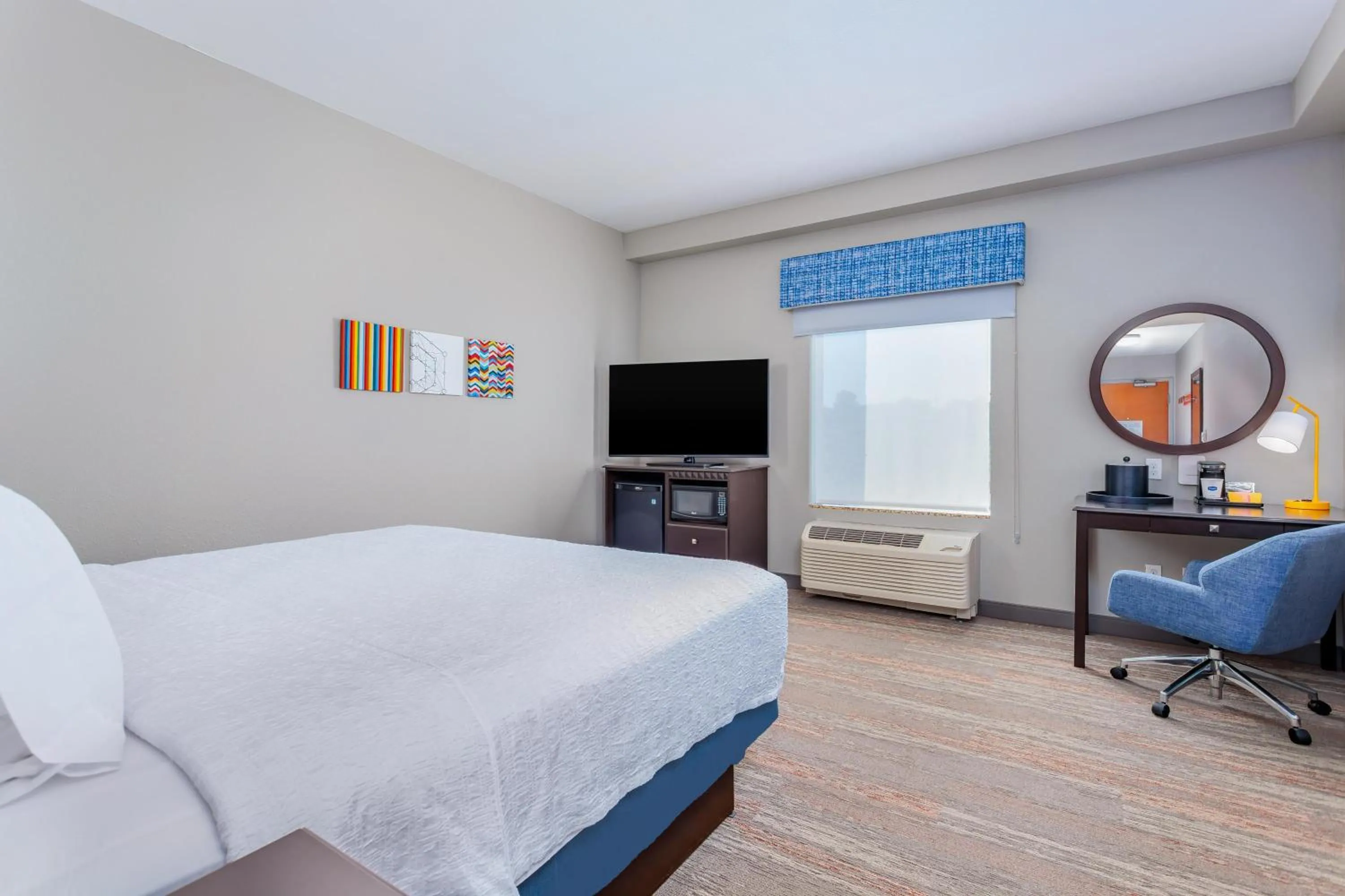 King Room - Non-Smoking in Hampton Inn and Suites Parkersburg Downtown