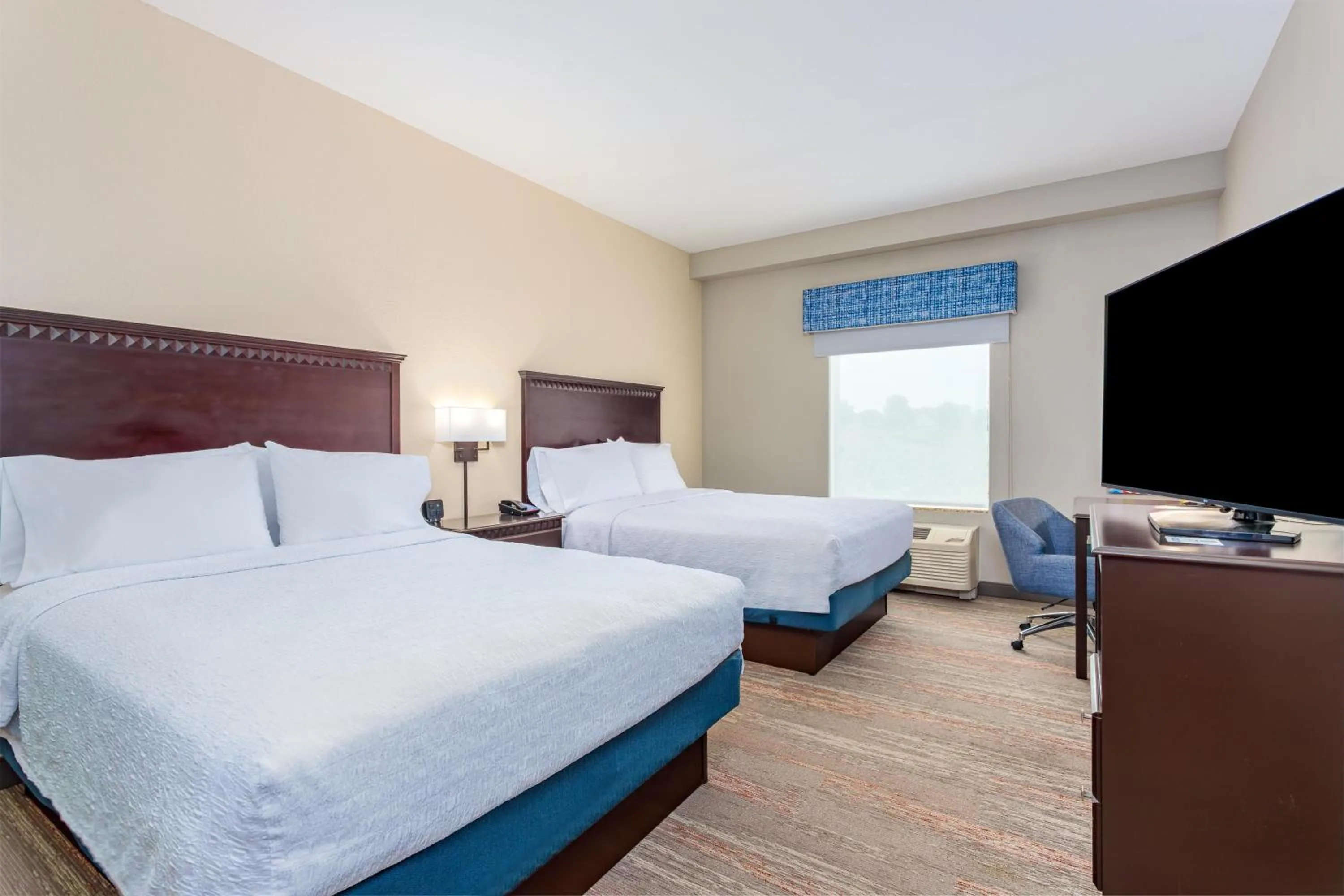 Queen Room with Two Queen Beds (4 Adults) in Hampton Inn and Suites Parkersburg Downtown