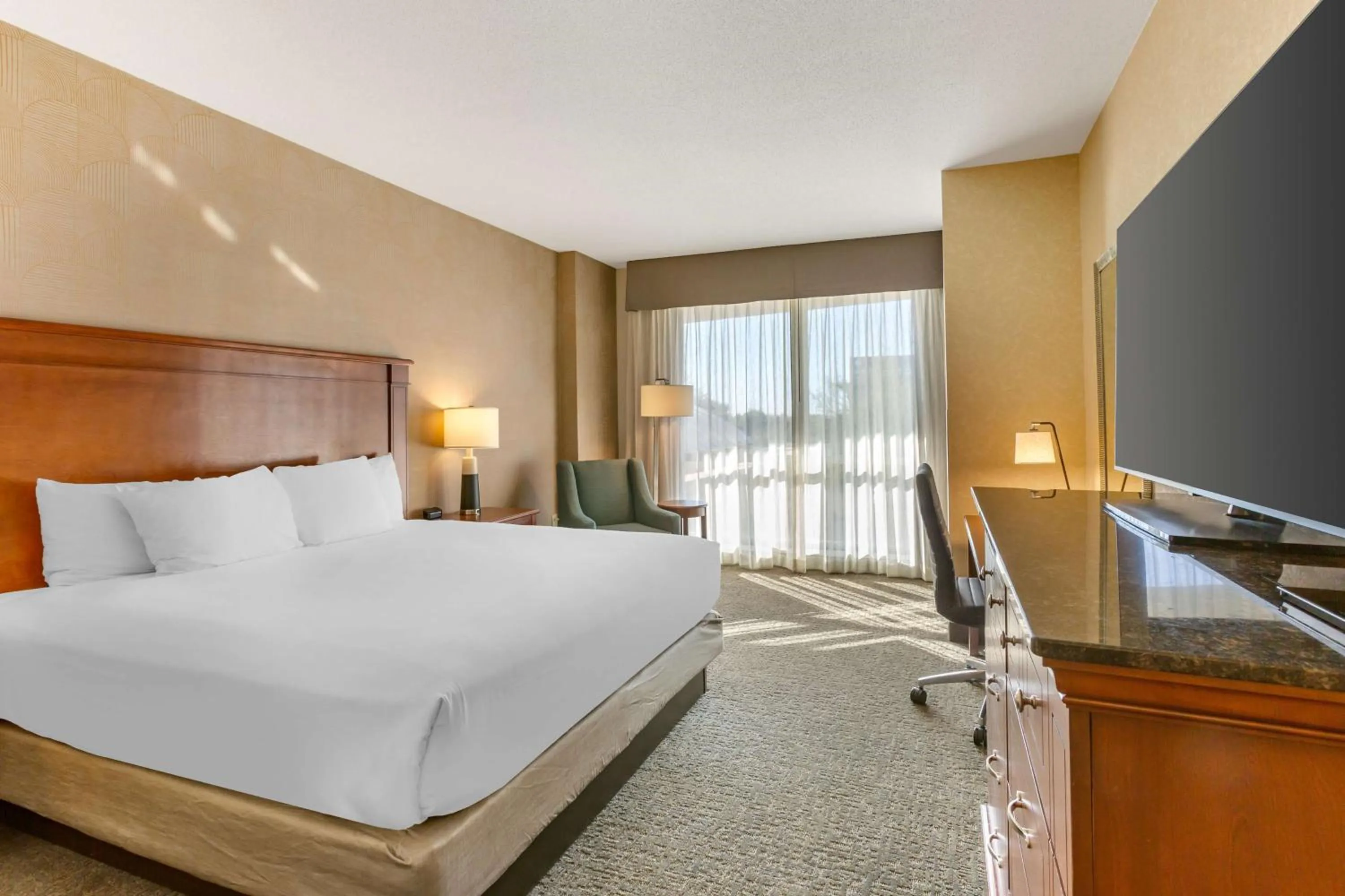 Upper Floor Deluxe King Room in Drury Plaza Hotel Phoenix Tempe