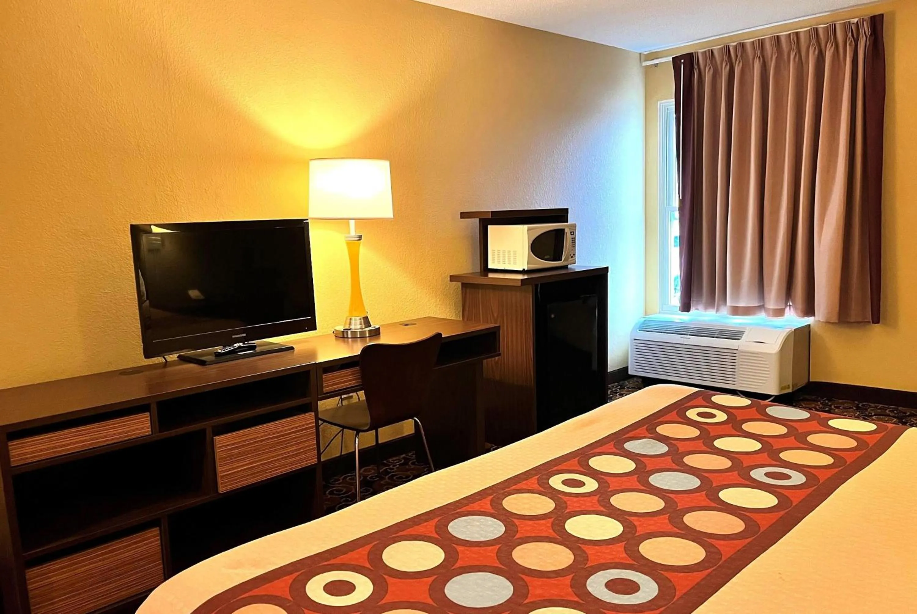 King Suite - Non-Smoking in Super 8 by Wyndham Evansville North