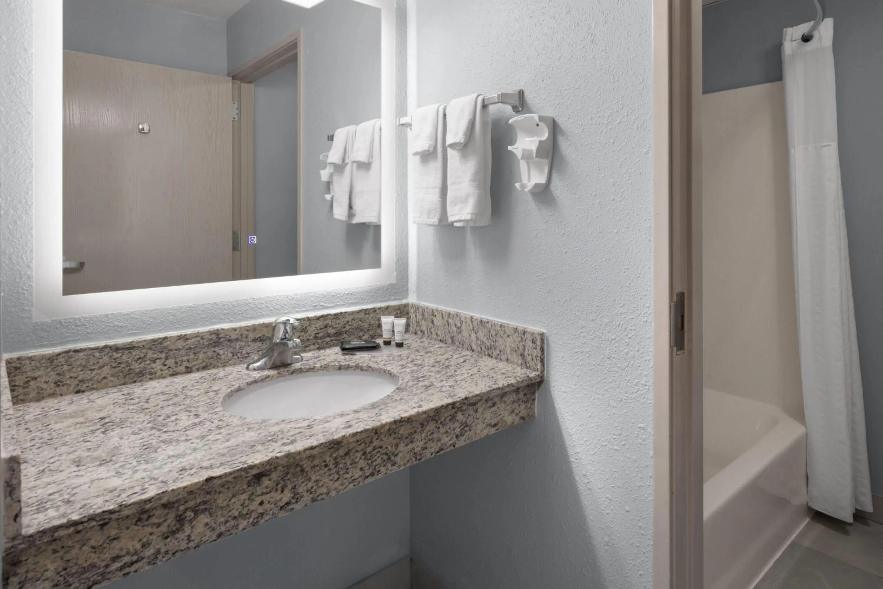 Queen Room with Two Queen Beds - Dog Friendly/Non-Smoking in AmericInn by Wyndham Douglas/Saugatuck