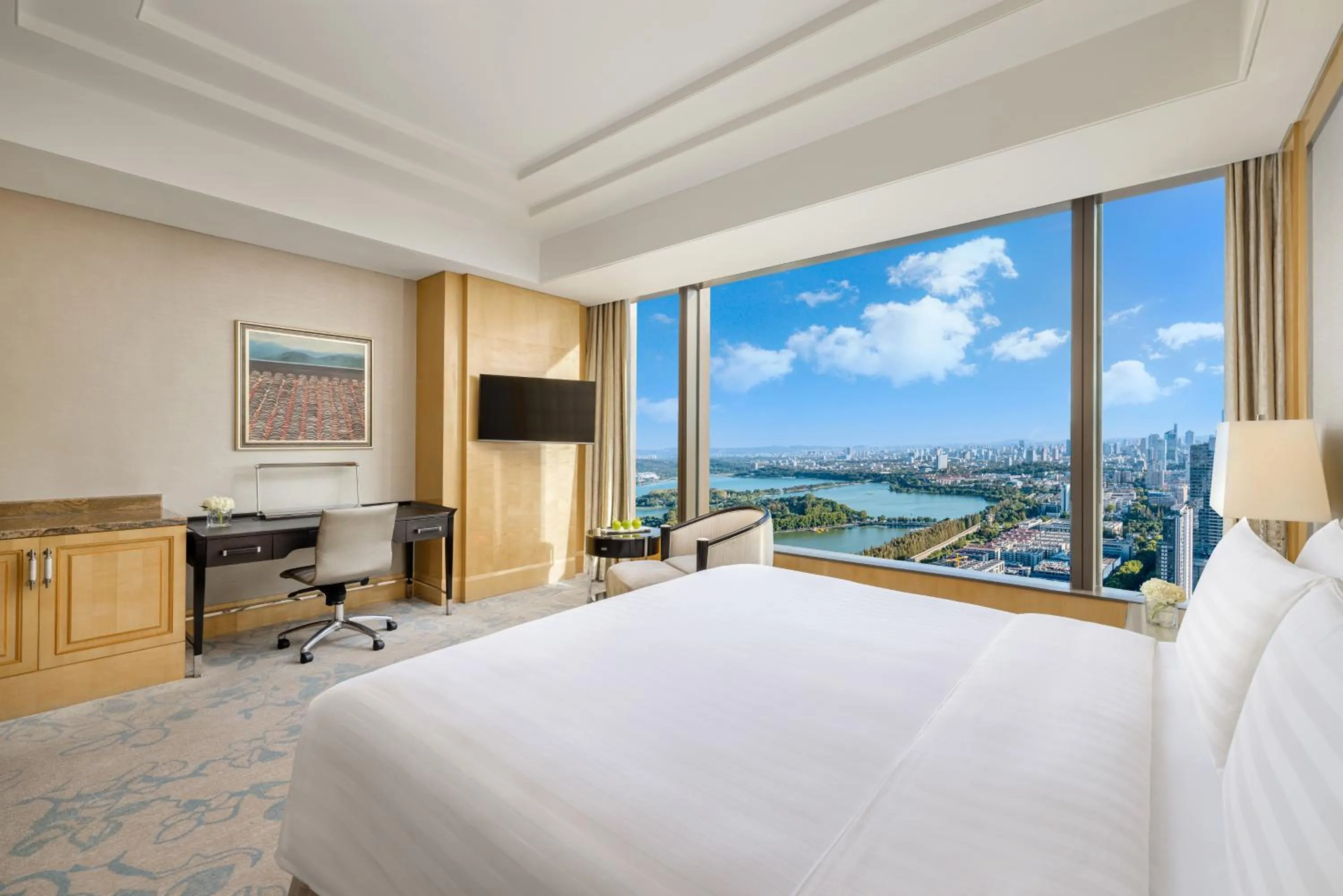 Deluxe Lake View King Room in Shangri-La Nanjing
