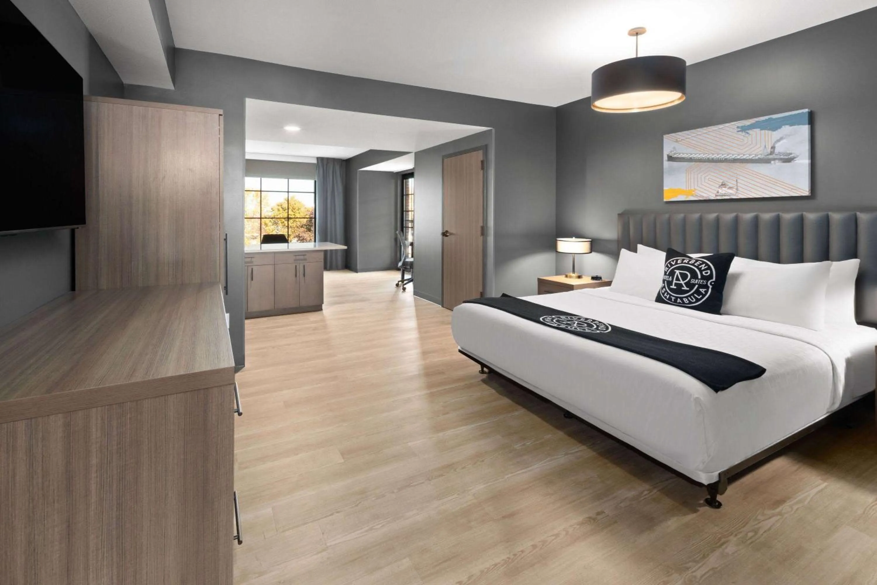 Deluxe King Room with Roll In Shower and River View - Mobility Accessible/Non-Smoking in Riverbend Hotel and Suites, Trademark Collection by Wyndham