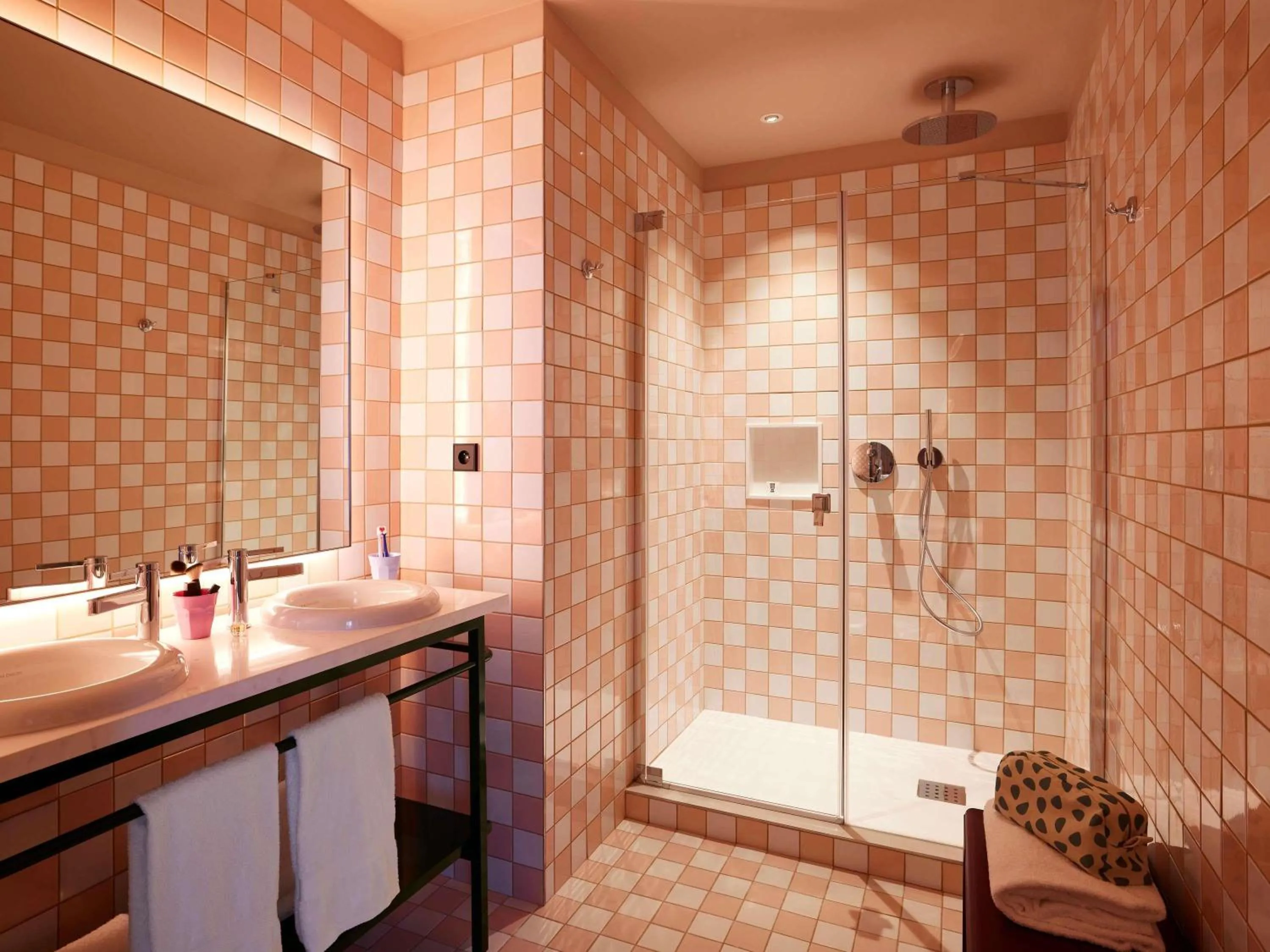 Large Mama Twin in Mama Shelter Nice