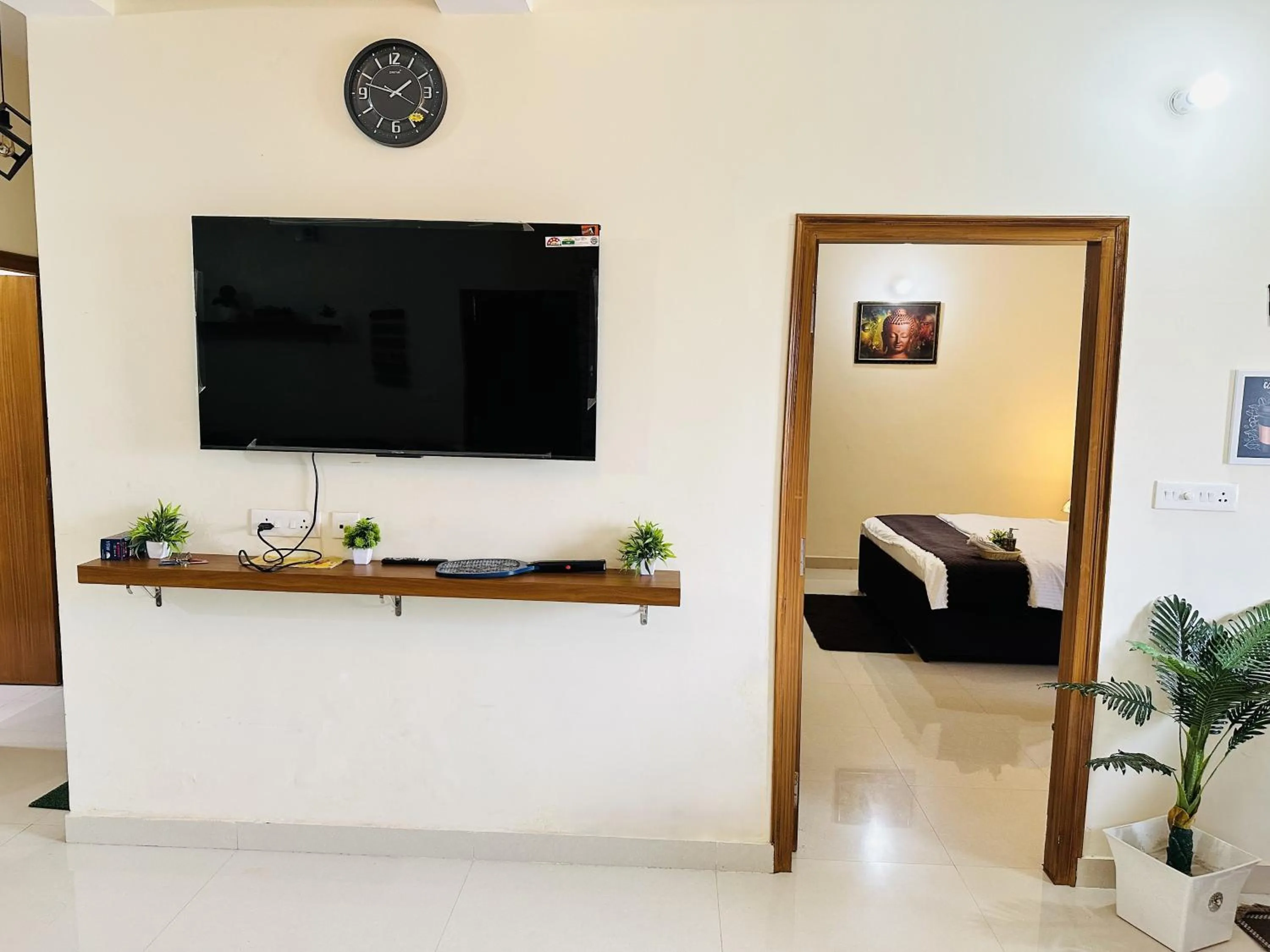 Three-Bedroom Apartment with Balcony in ZoomStay - 3BHK Apartments
