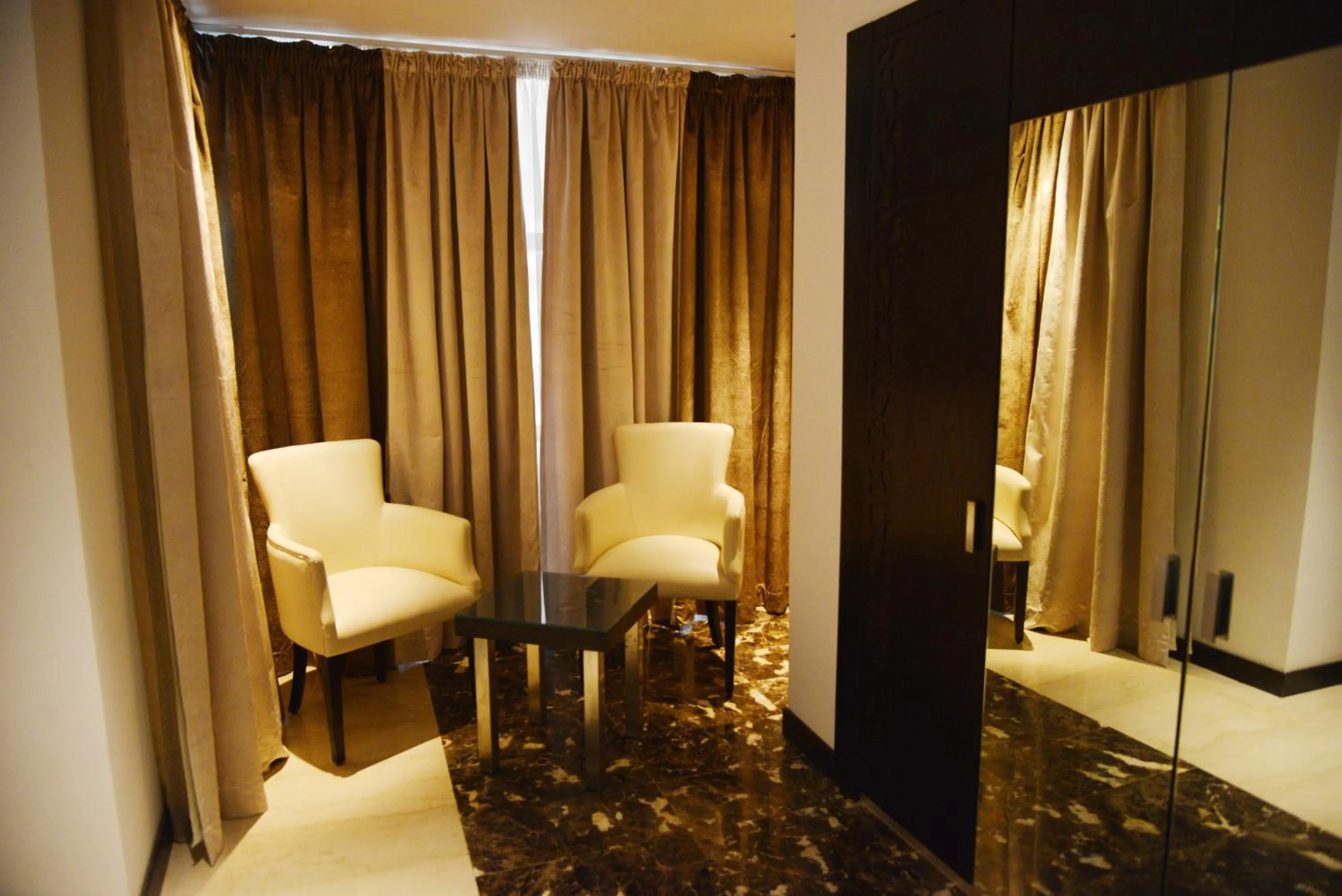 Deluxe Double Room in Samarons Hotels