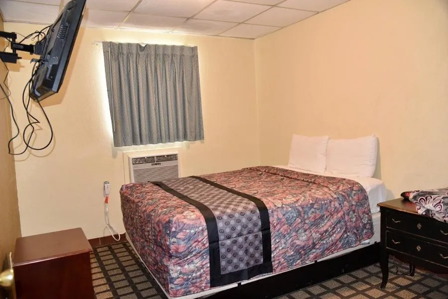 Deluxe Queen Room in Extended Stay Motel - Snyder
