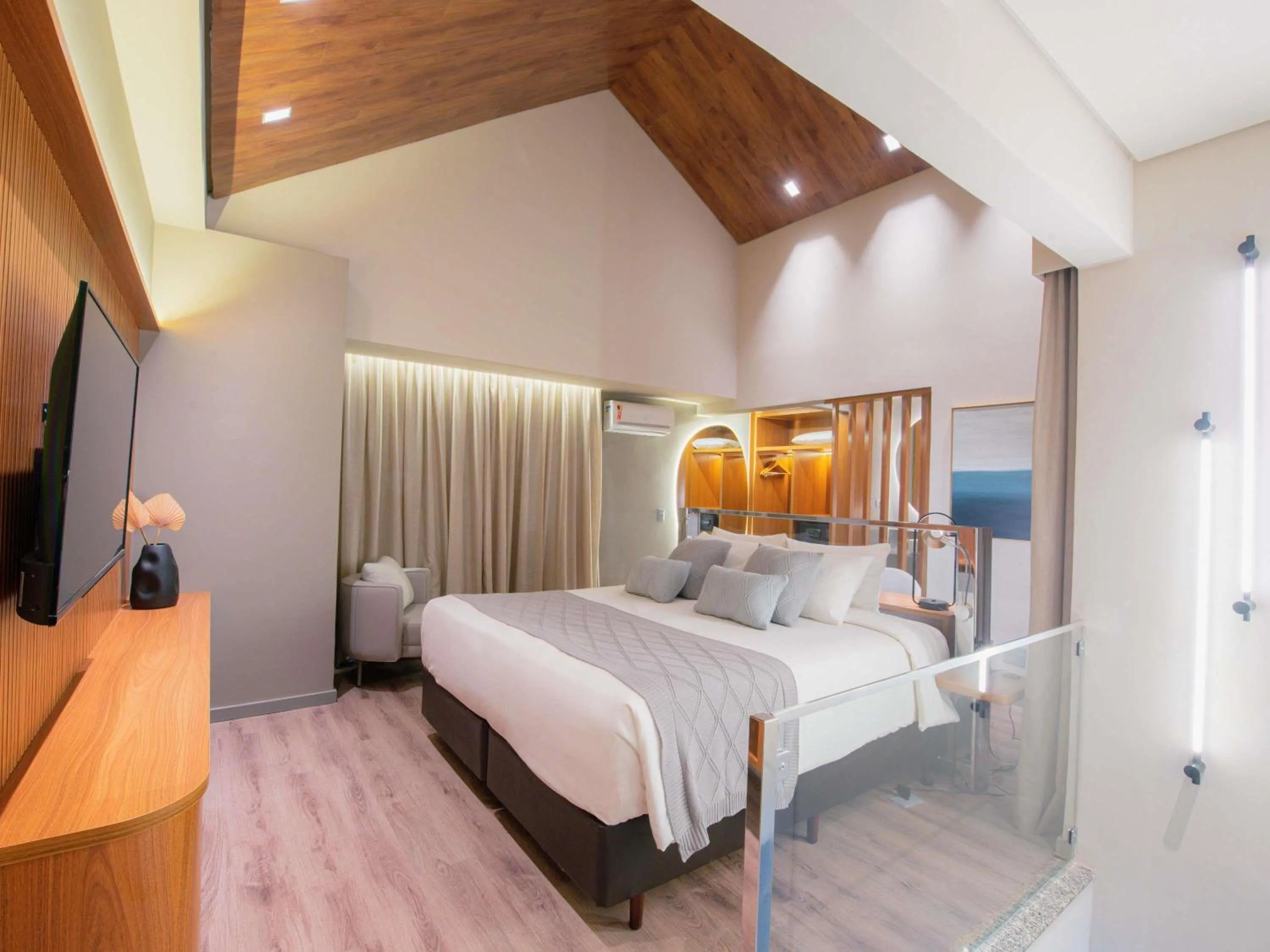 Superior King Suite with One King and Two Twin or Two King Beds in Mercure Curitiba Batel