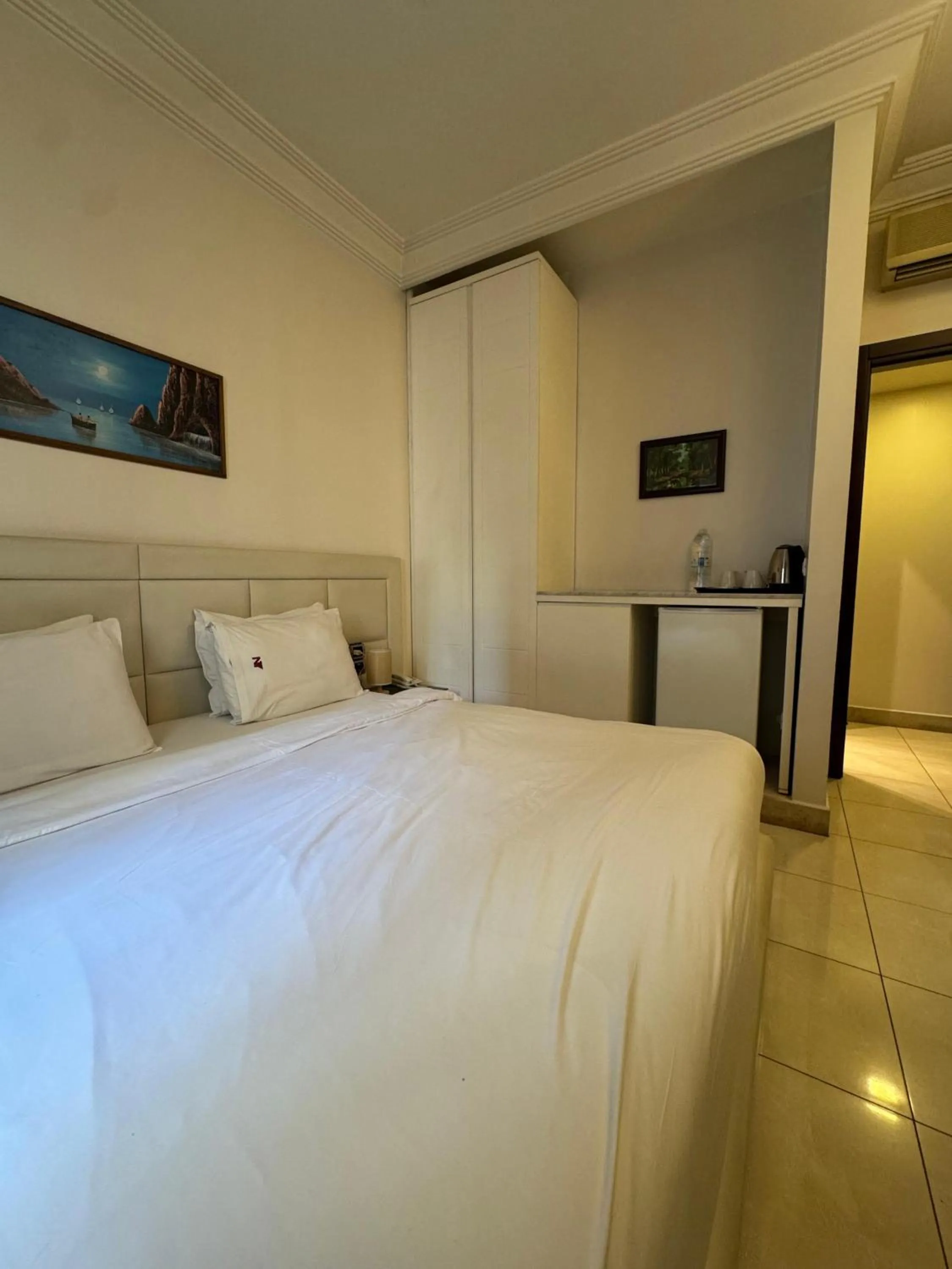 Deluxe Double or Twin Room in Ny Suites