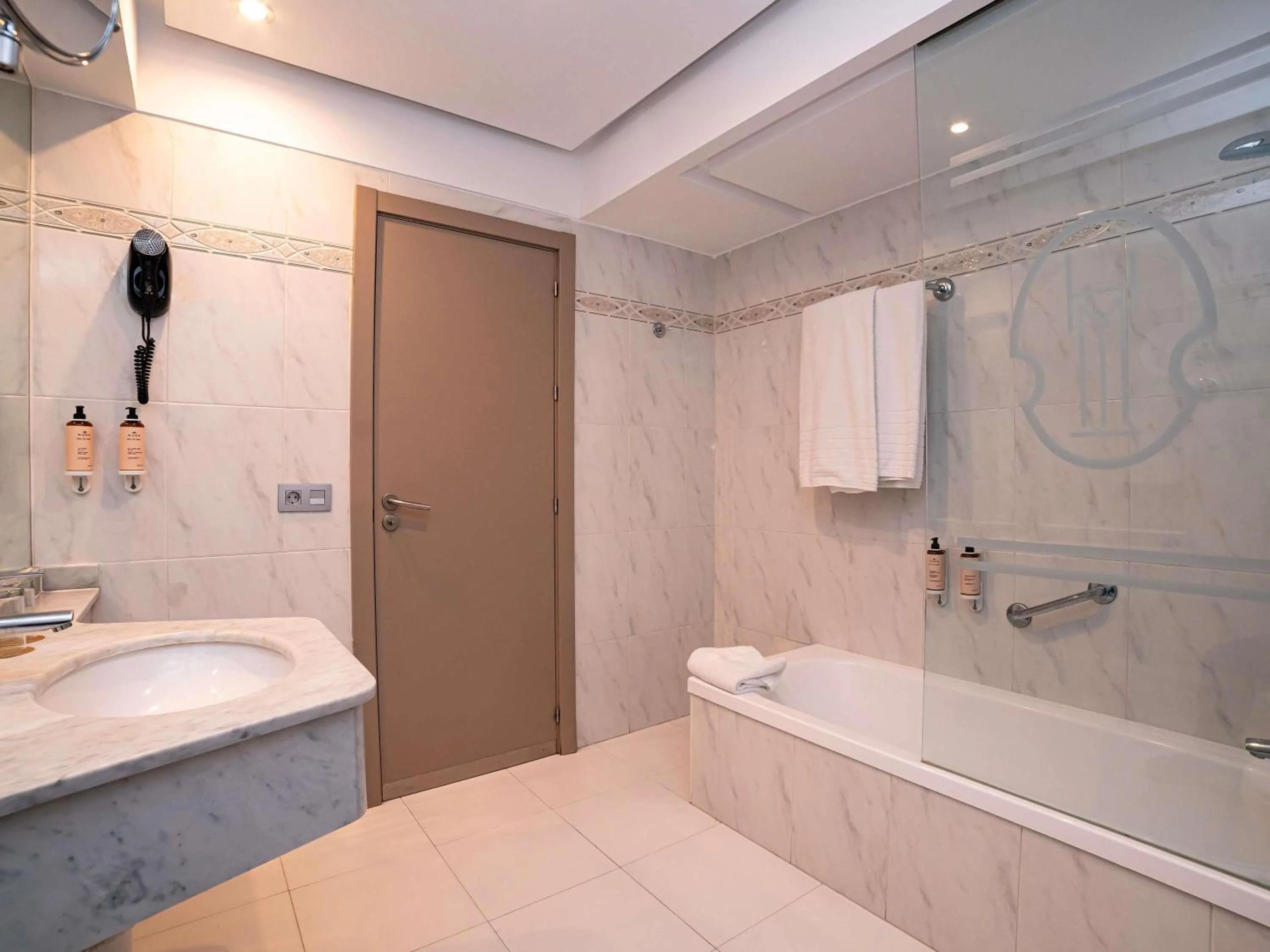 Standard Twin Room with Sea View in Mercure Monte Igueldo