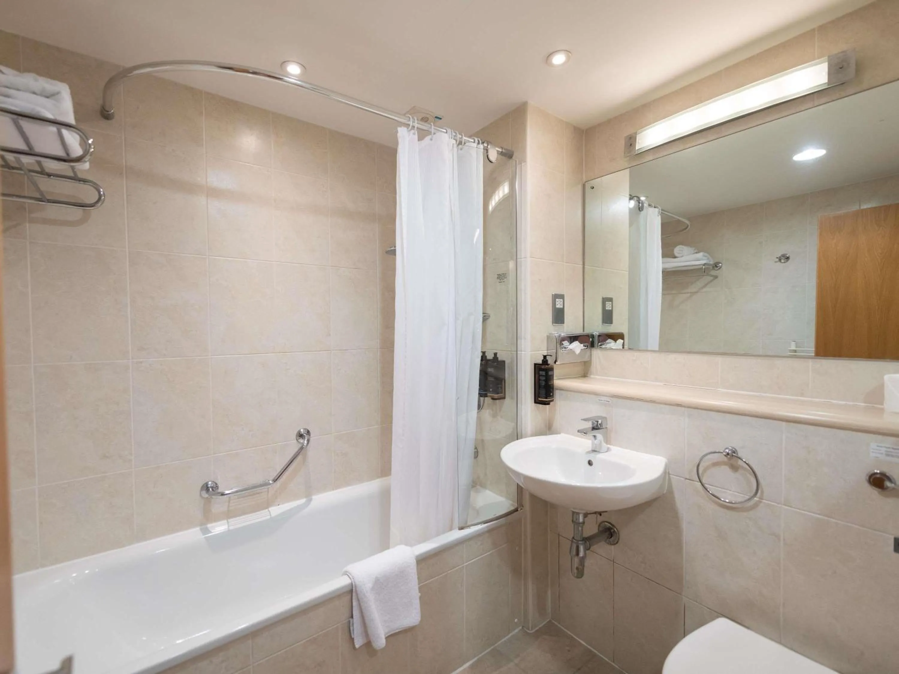 Classic Twin Room in Mercure Barnsley Tankersley Manor Hotel