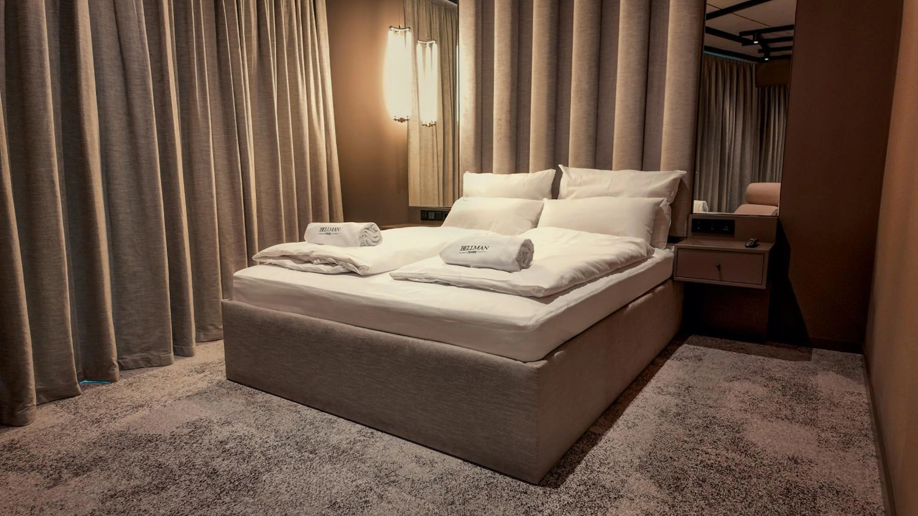 Deluxe King Room in Bellman Hotel