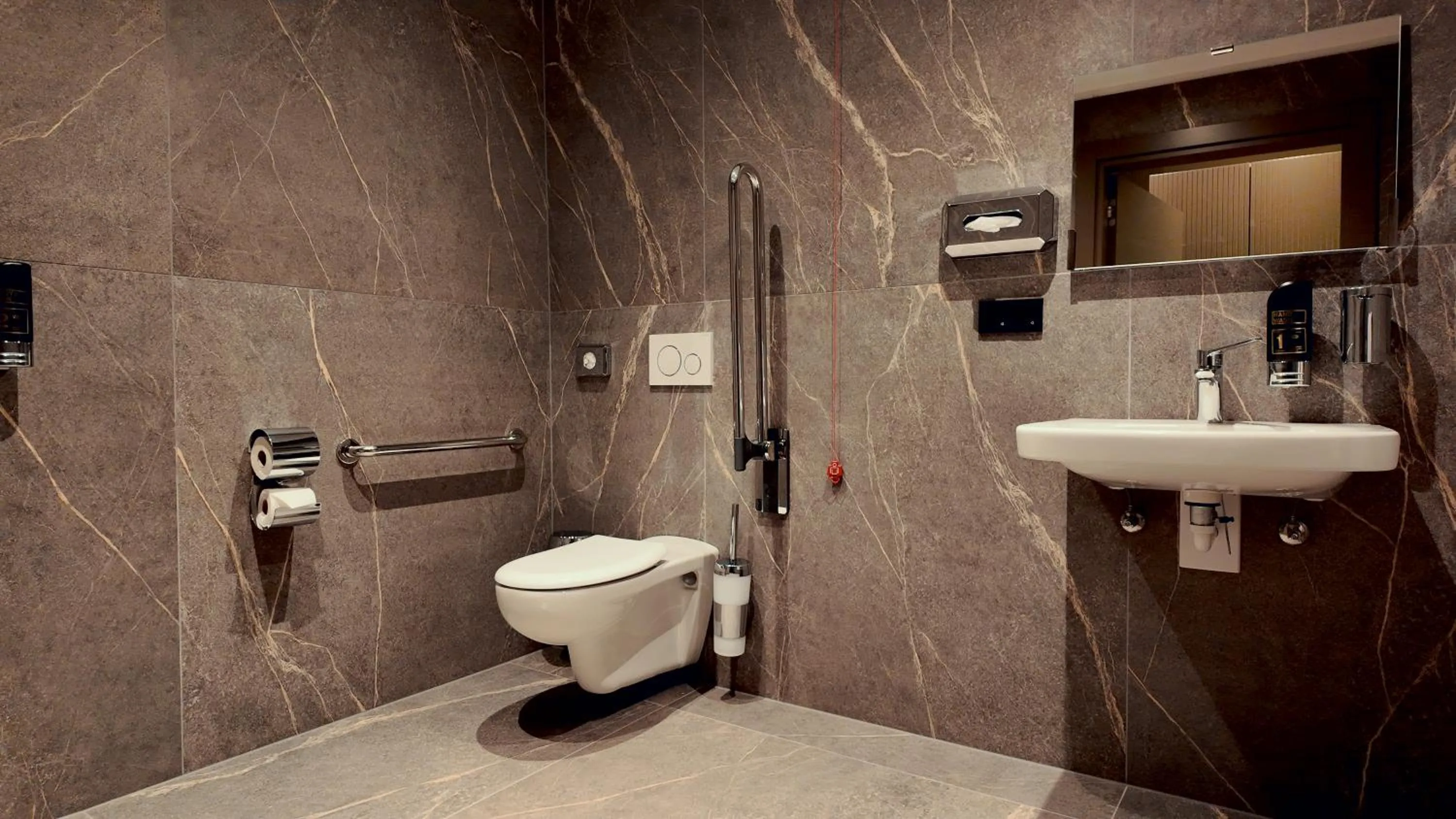 King Room with Roll-In Shower - Disability Access in Bellman Hotel