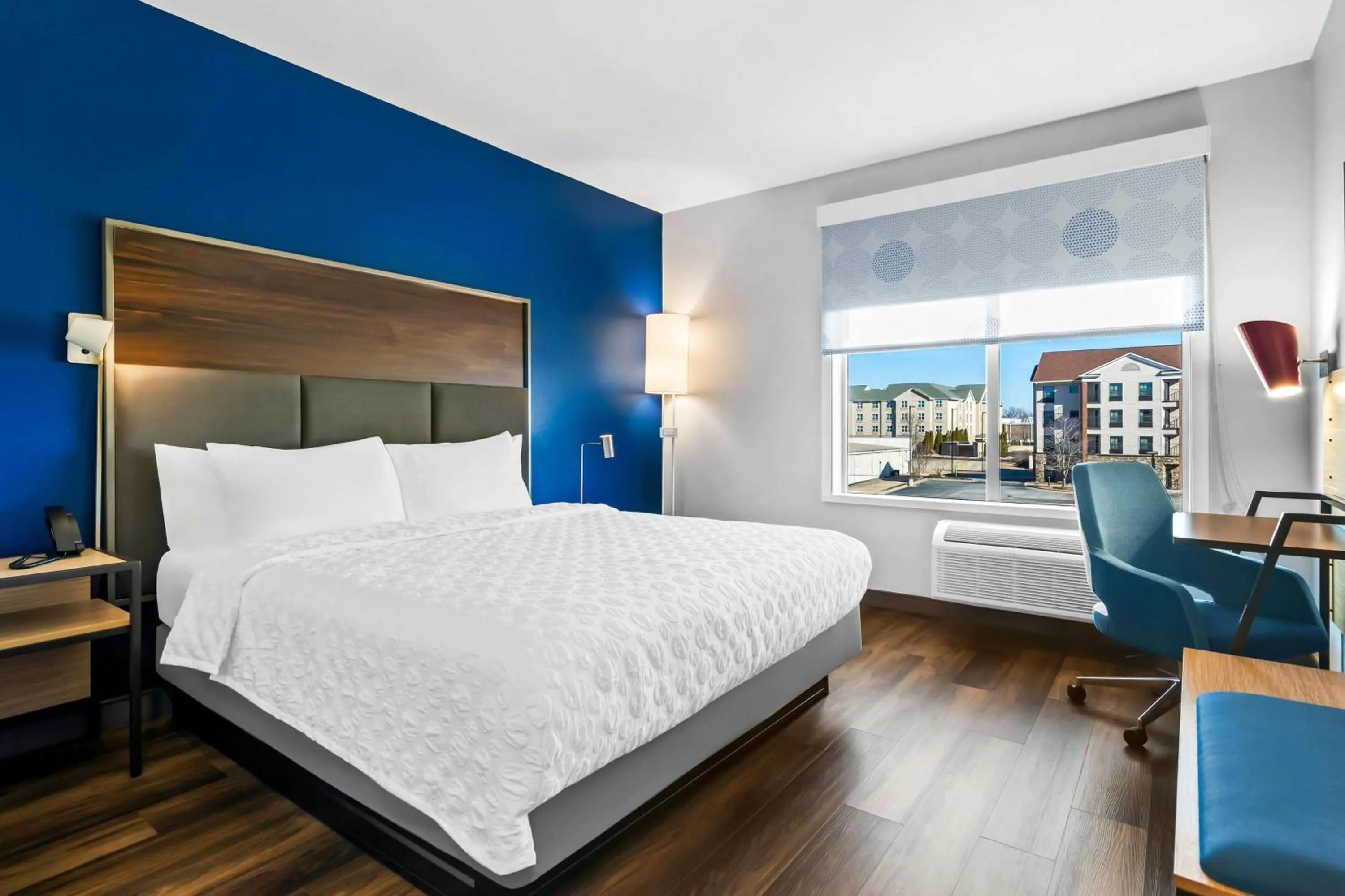 King Room with Walk-In Shower in Tru By Hilton Rogers Bentonville