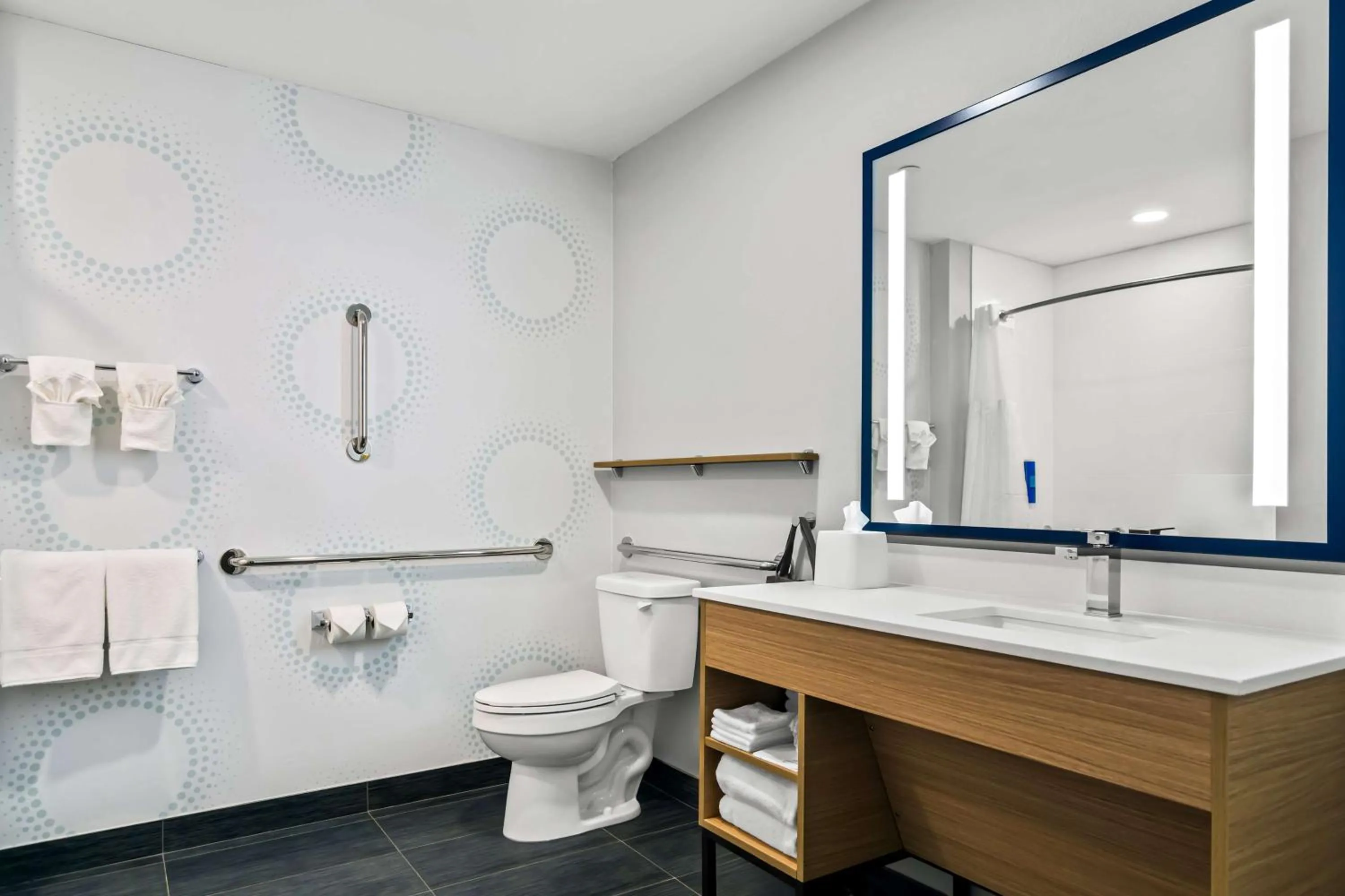 Queen Room with Two Queen Beds - Mobility Access in Tru By Hilton Rogers Bentonville