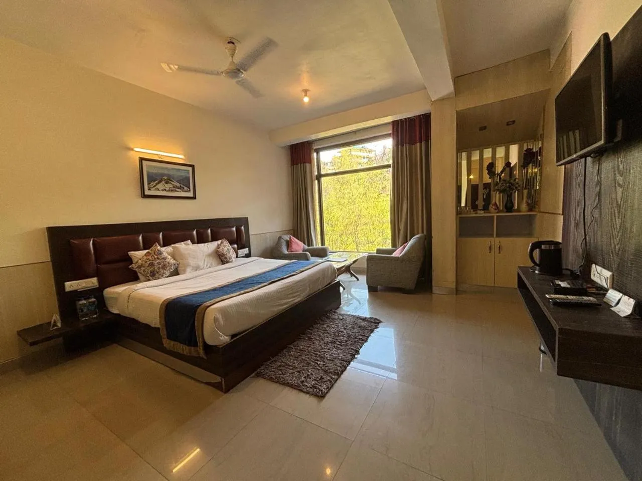 Deluxe King Room in Hotel Bob's N Barley Luxury Room Best Hotel in McLeod Ganj