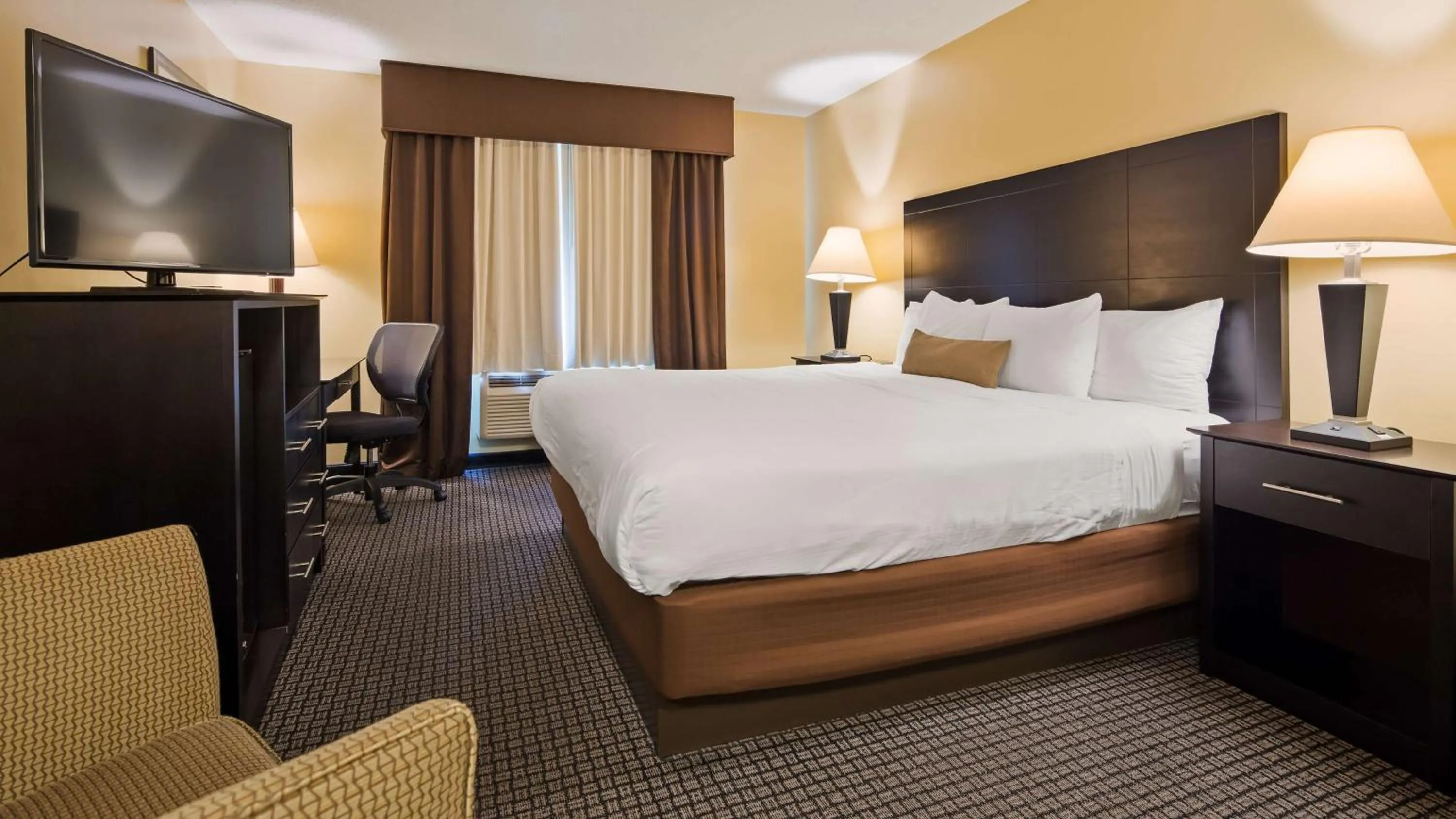 Queen Room - Disability Access in Best Western Lakewinds