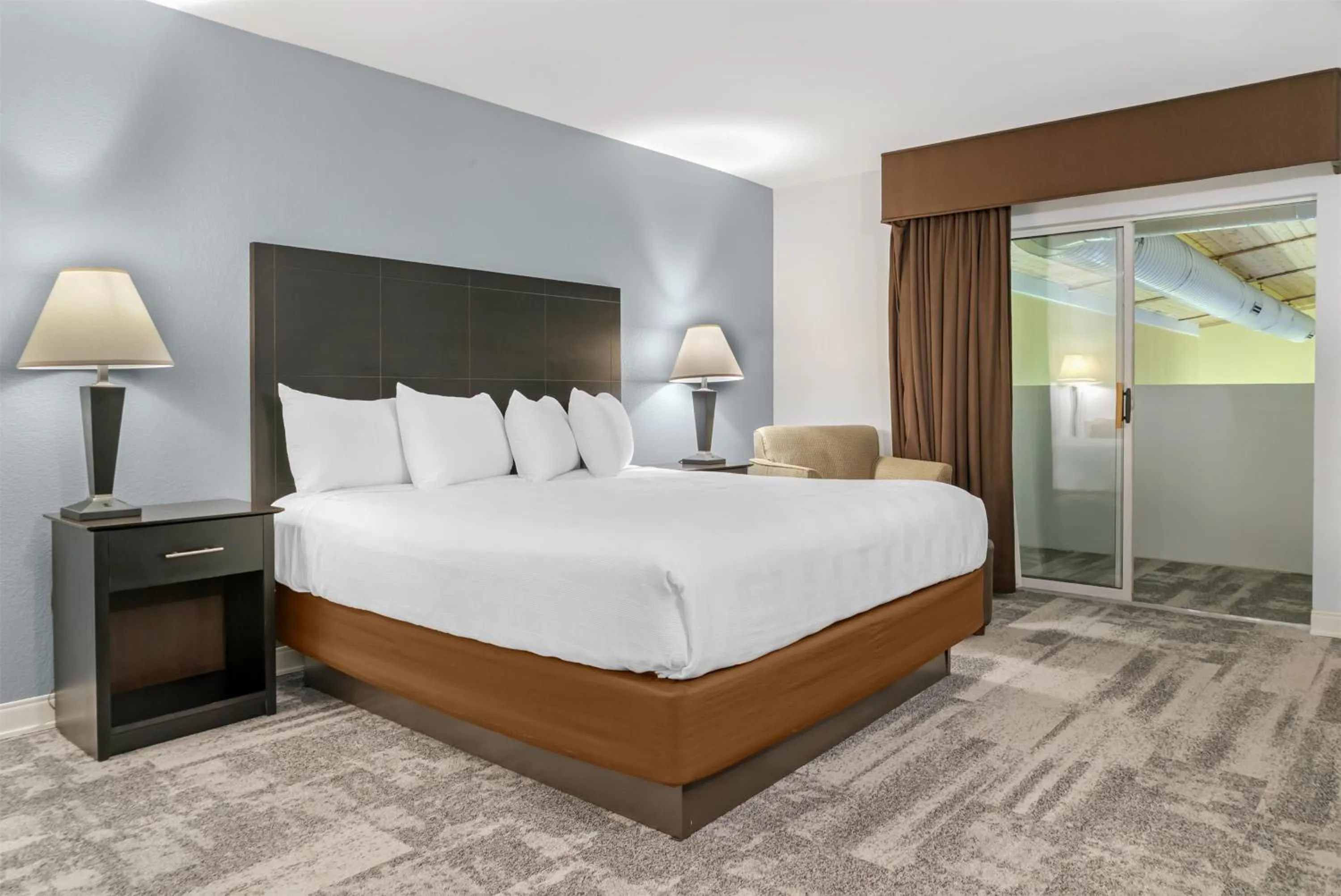 King Suite with Sofa Bed and Balcony in Best Western Lakewinds