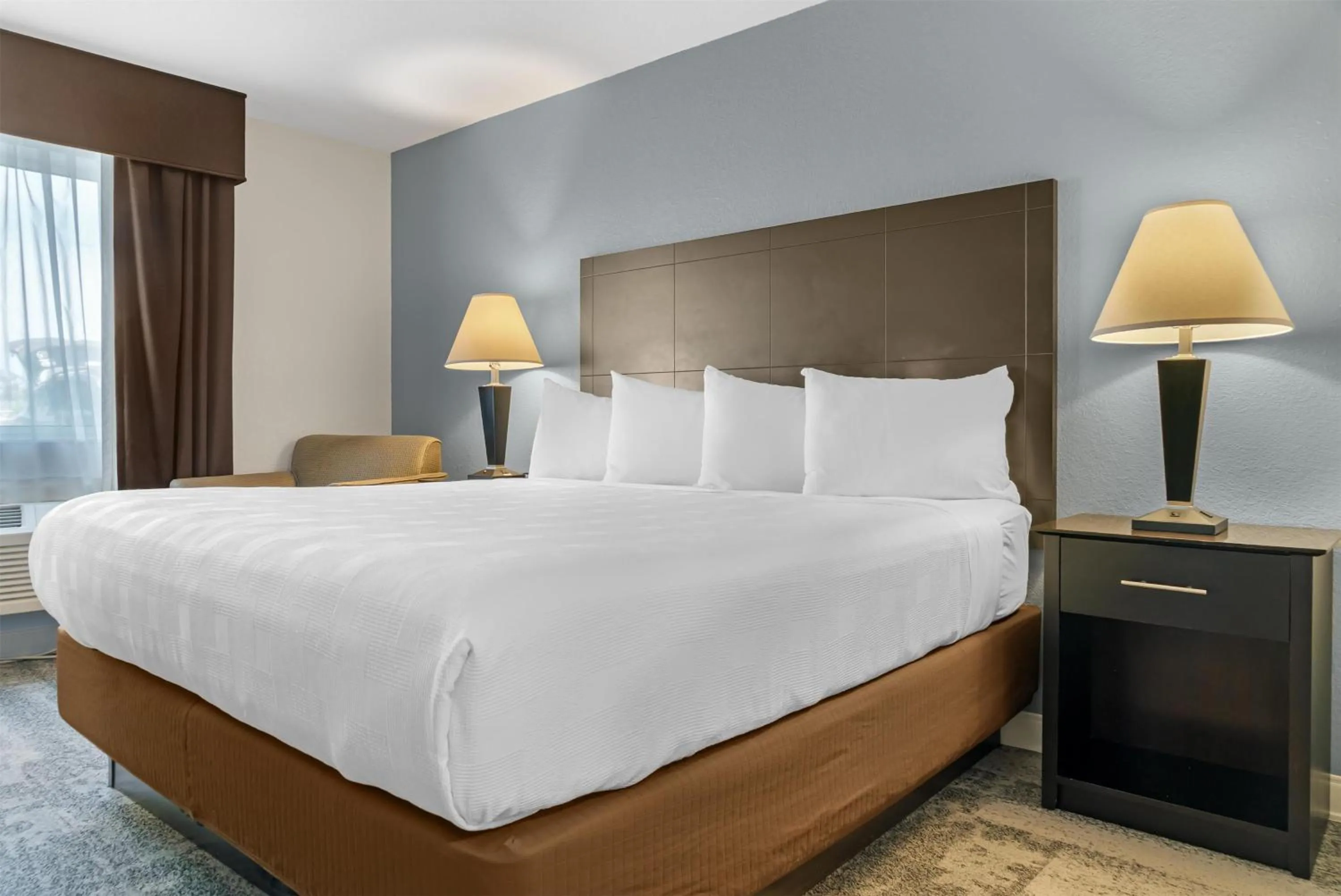 Two-Bedroom Suite in Best Western Lakewinds