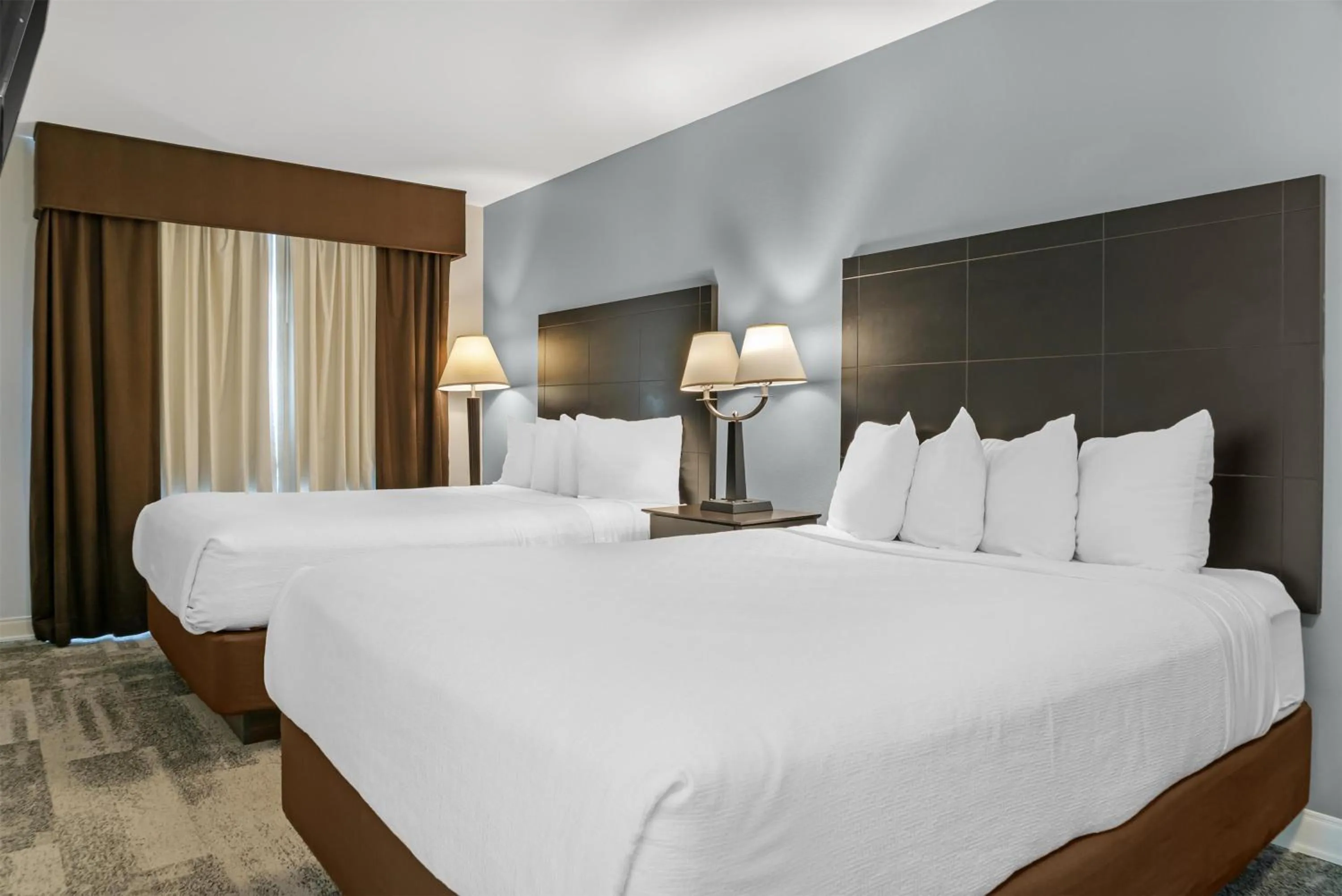 Two-Bedroom Suite with Mobility Accessible Roll-In Shower - Non-Smoking in Best Western Lakewinds