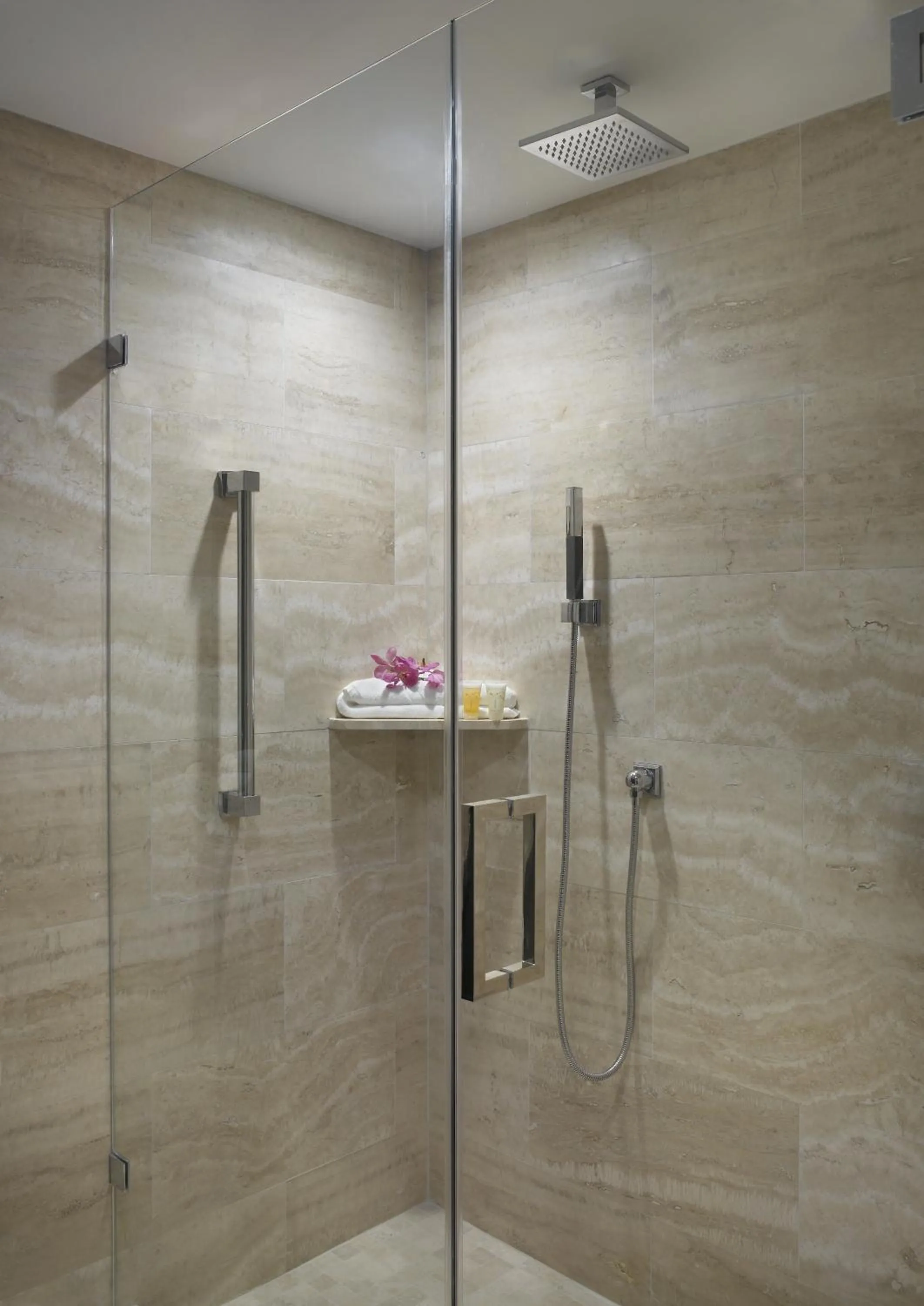 ADA Accessible Queen Suite in Grand Beach Hotel Surfside West