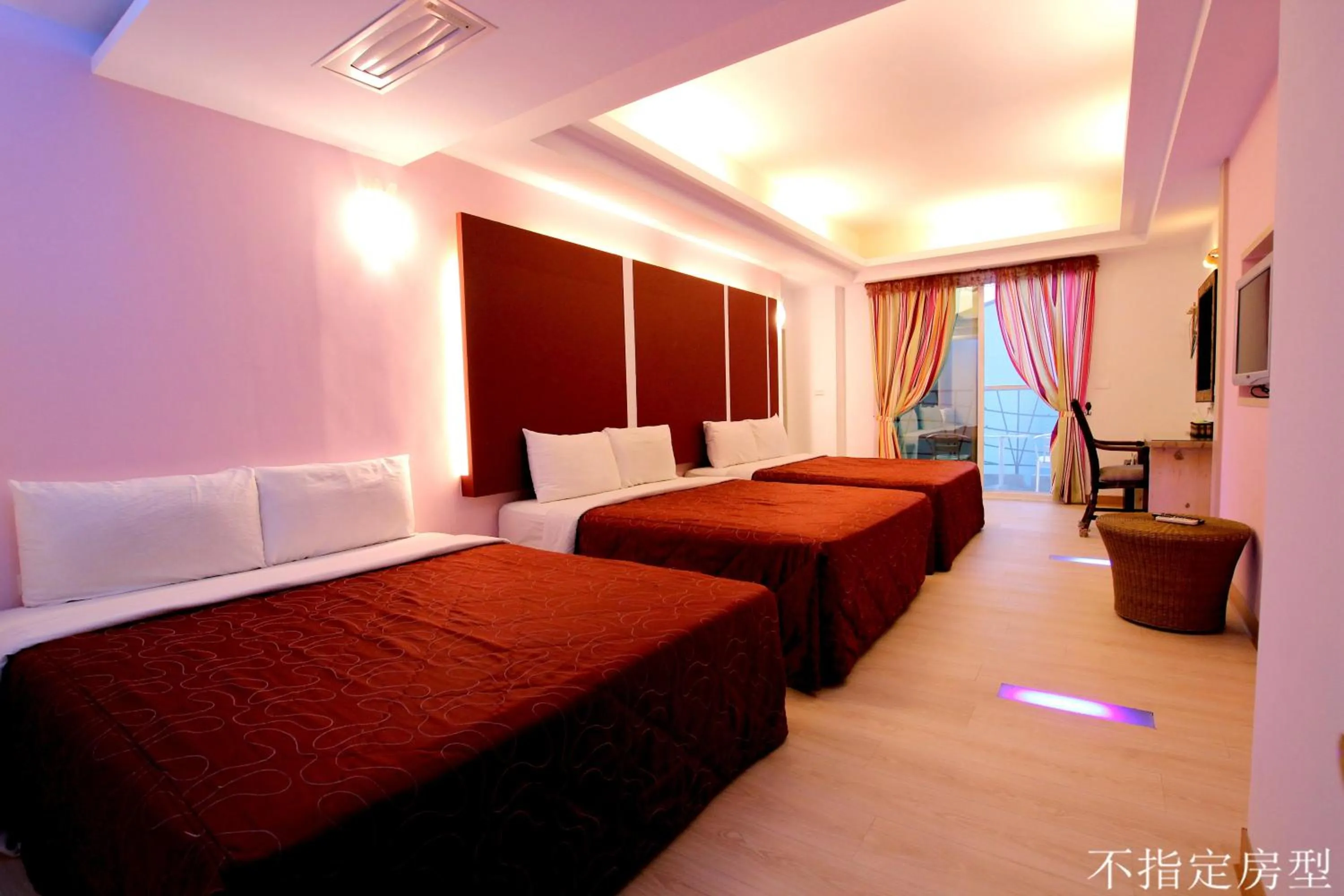 Superior Family Room with Balcony in Lang Qin Hai Inn