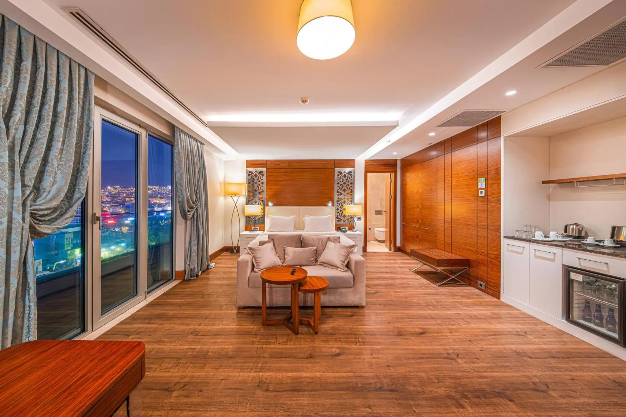 King Suite with Jetted Tub - Smoking in Holiday Inn Ankara - Cukurambar by IHG