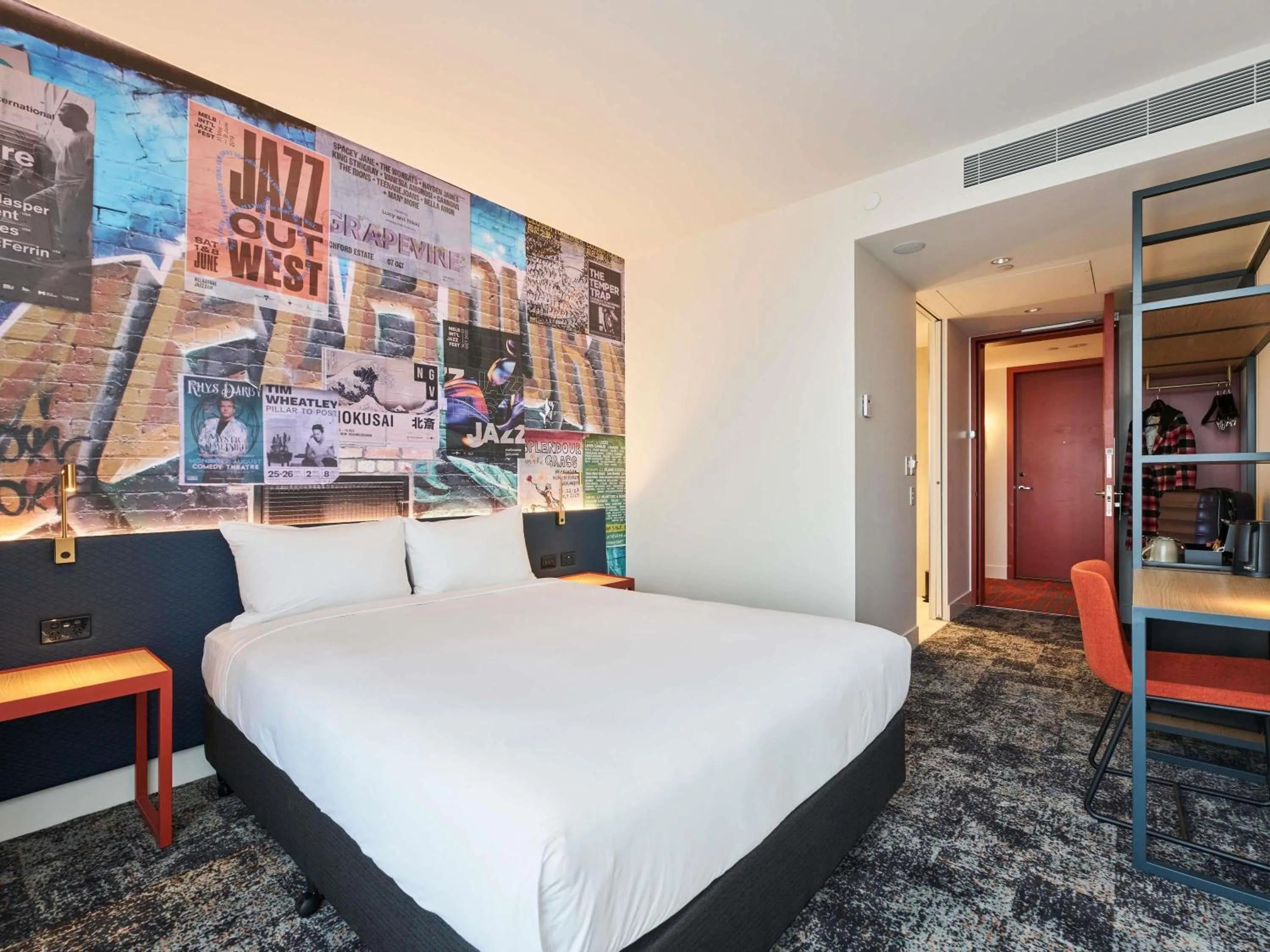 Superior Room with 1 queen size bed in ibis Styles Melbourne Airport