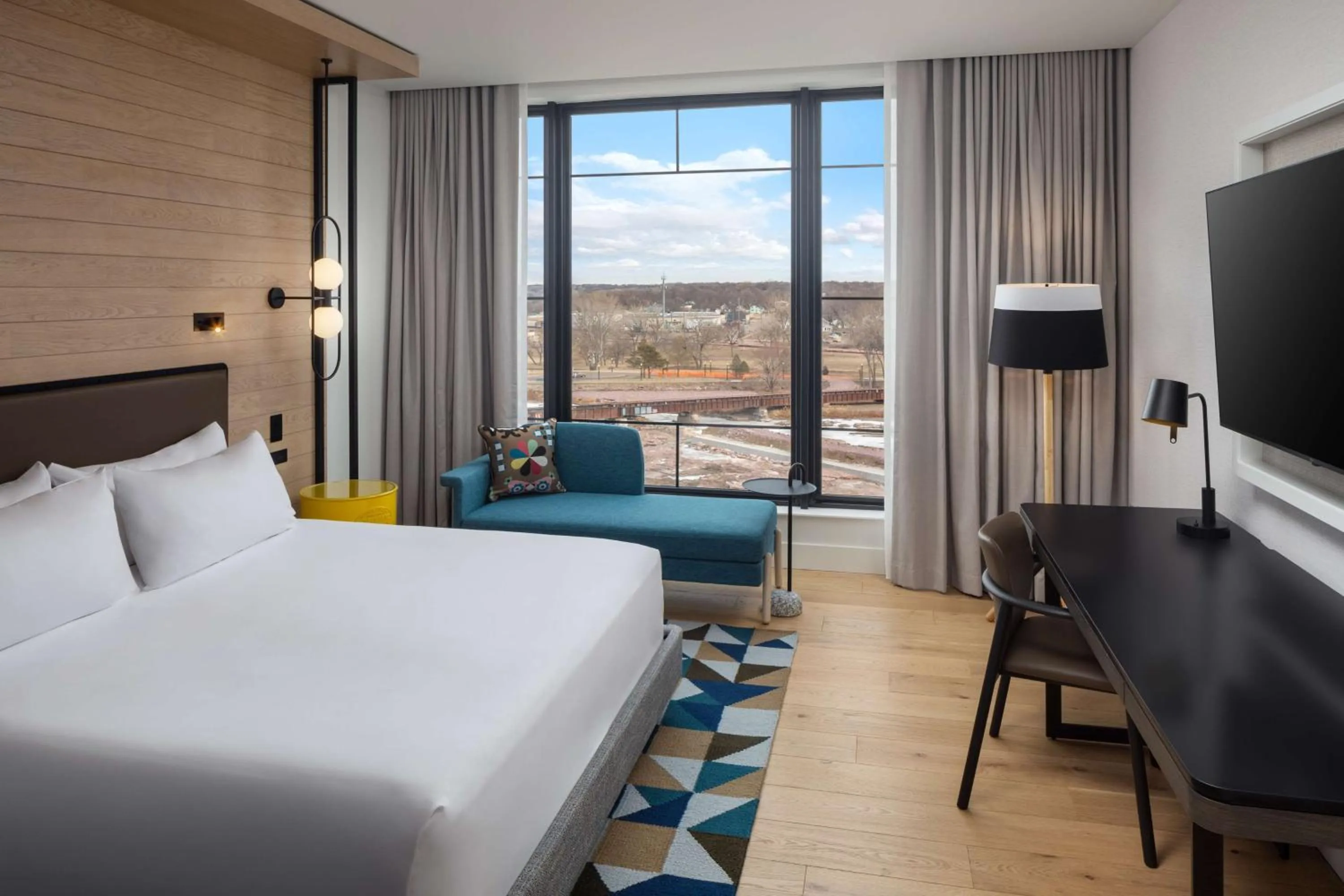 King Room with Park View and Mobility Accessible Tub in Canopy By Hilton Sioux Falls Downtown