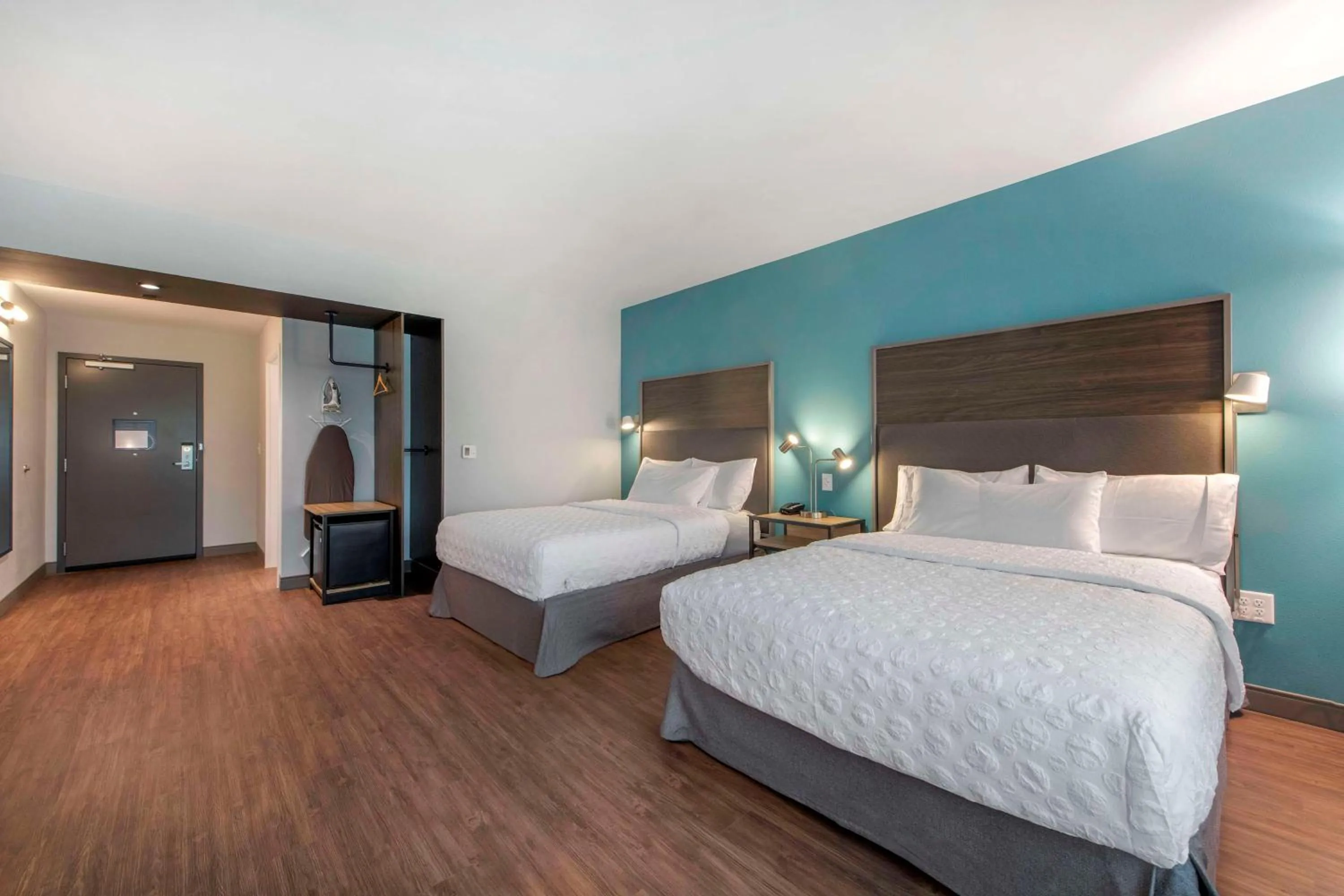 Queen Room with Two Queen Beds - Mobility Access in Tru by Hilton Wilmington Wrightsville Beach