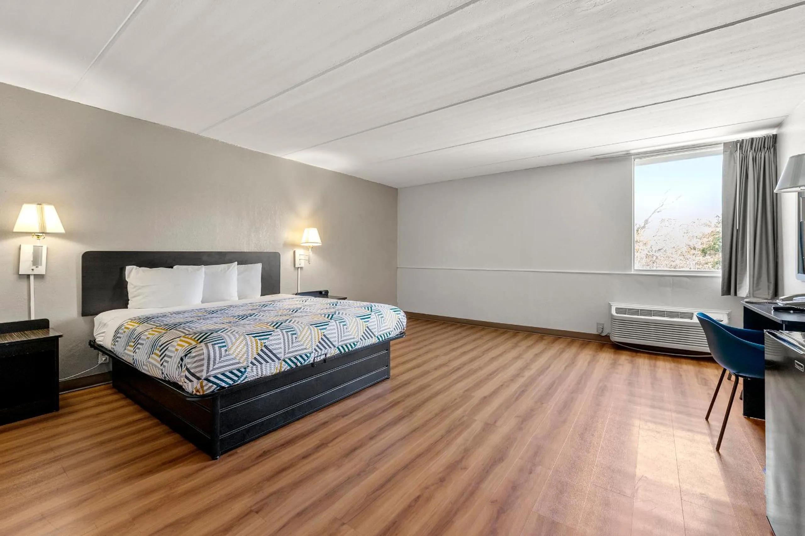 Deluxe King Room - single occupancy - Non-Smoking in Motel 6-Decatur, GA