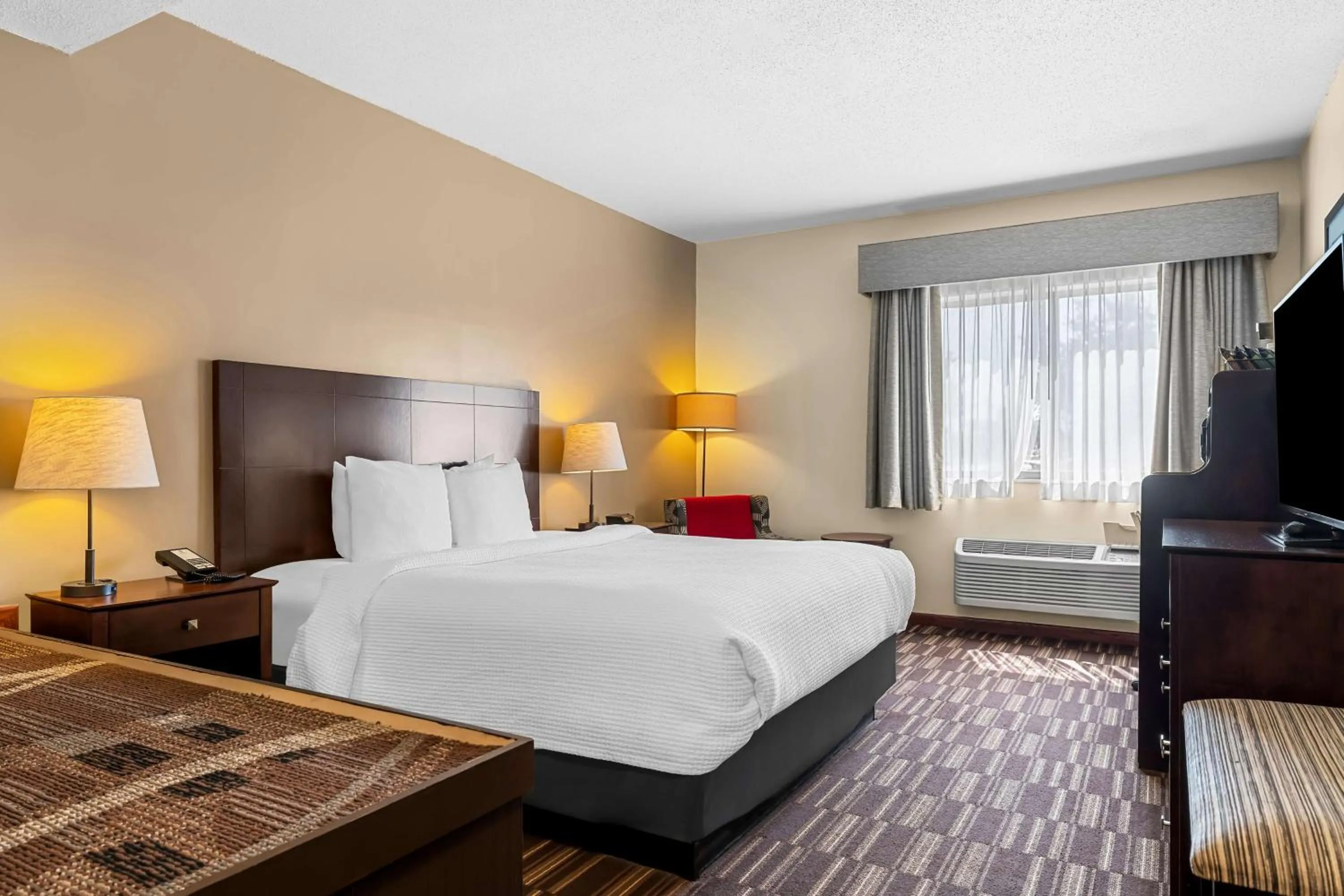 Queen Room with Bath Tub - Disability Access in Best Western University Inn