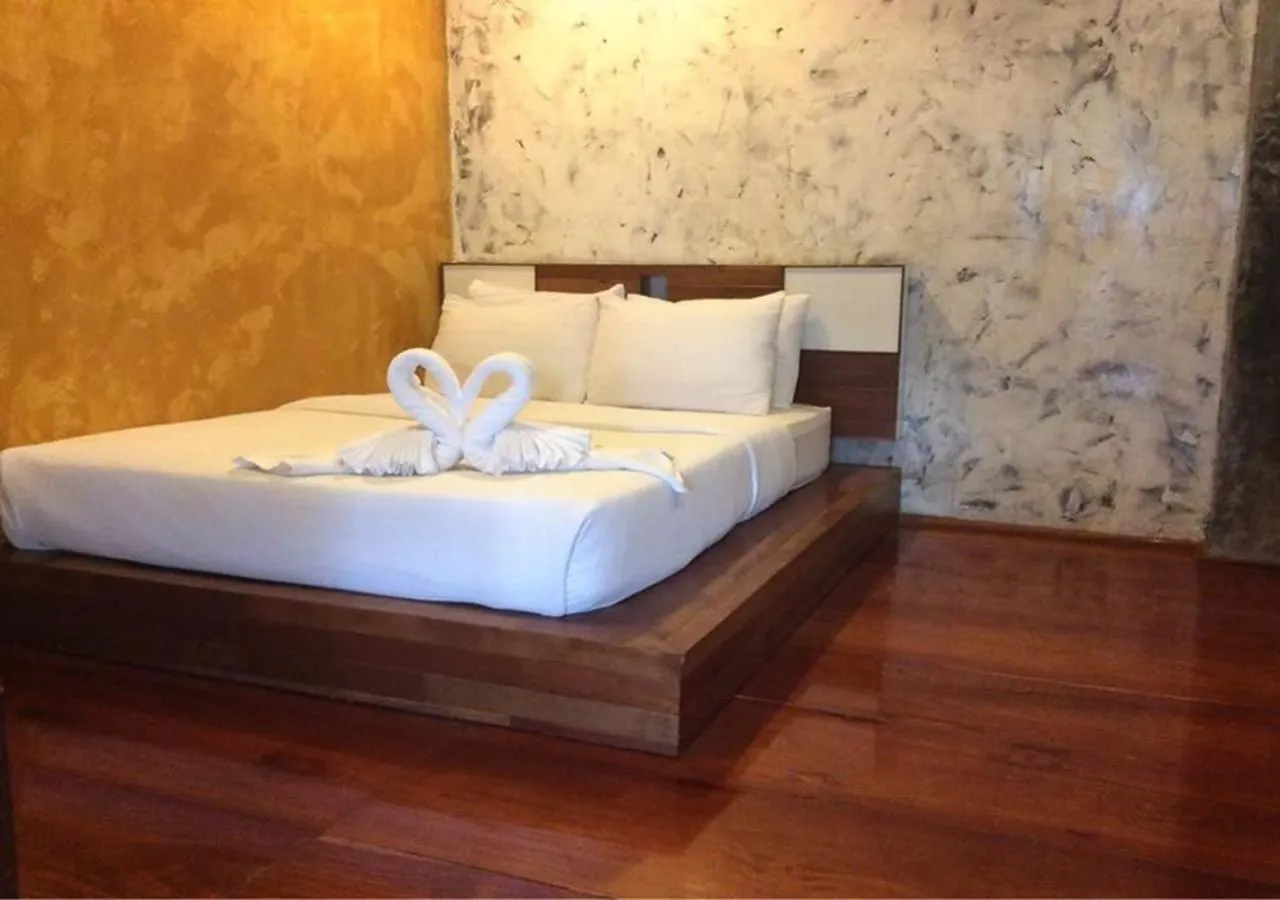 Standard Queen Room in BaanChompooAmphawa