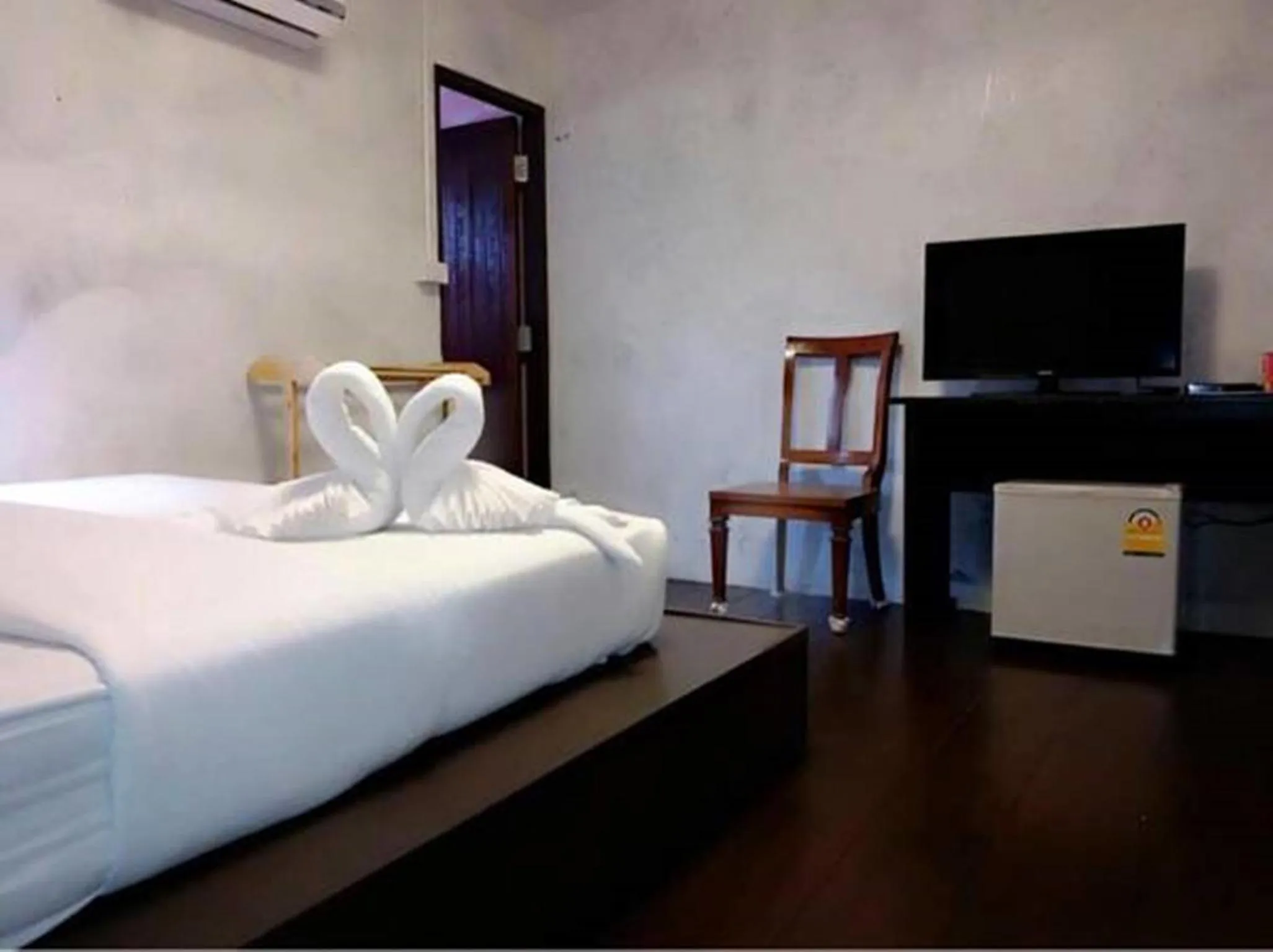 Deluxe Double Room with Balcony in BaanChompooAmphawa