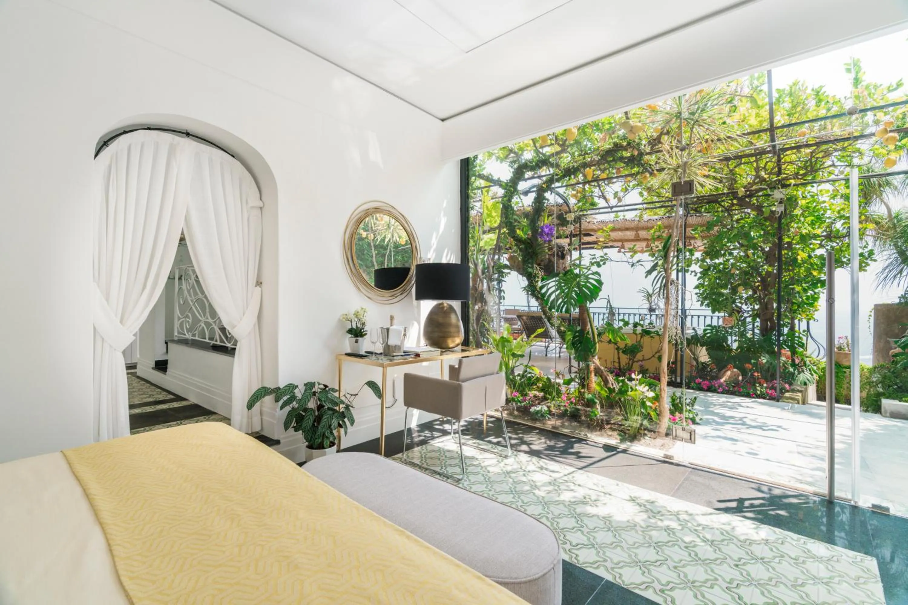 Deluxe Suite with Sea View in Villa Magia