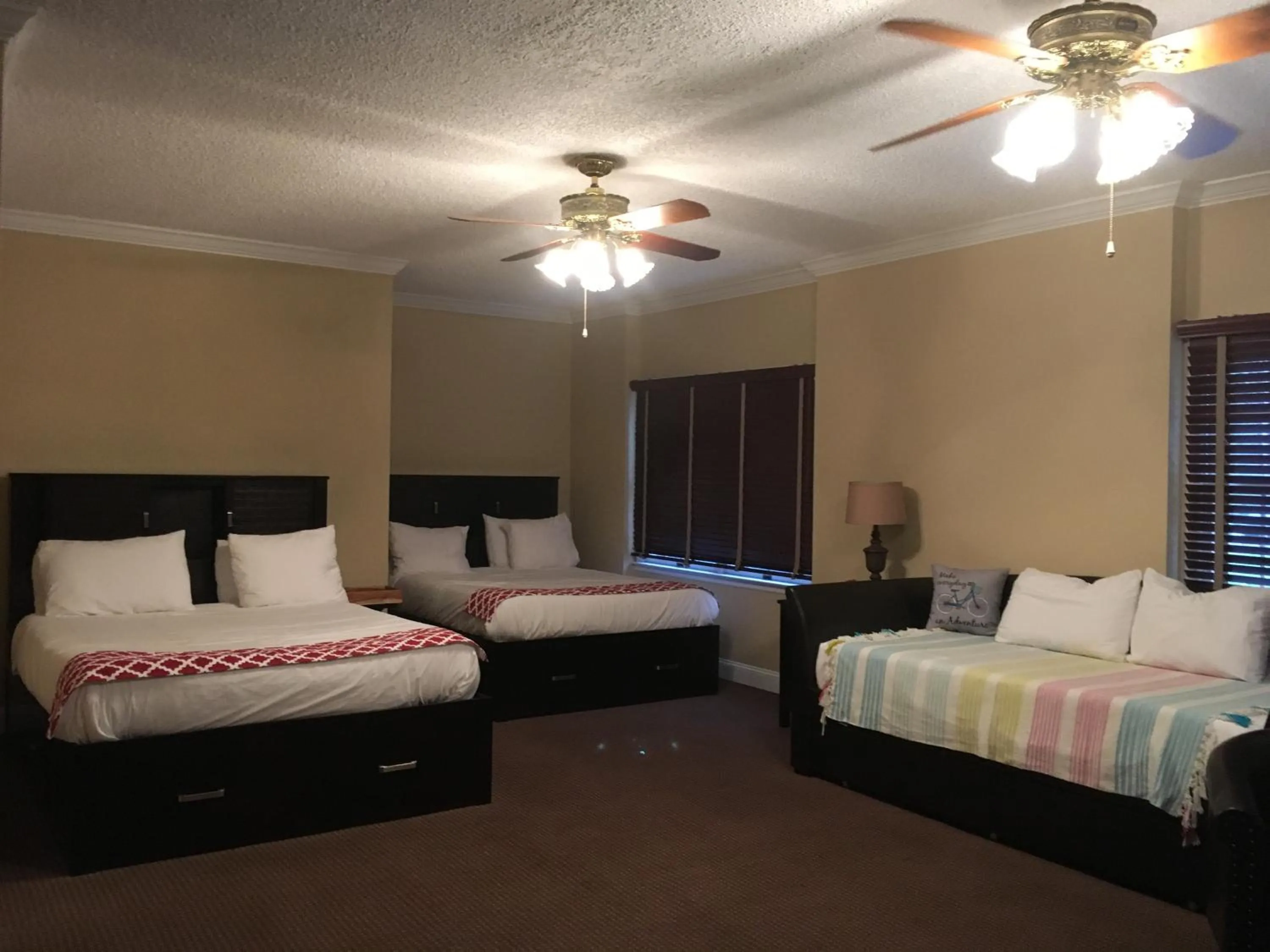 Family Room in Colts Neck Inn Hotel