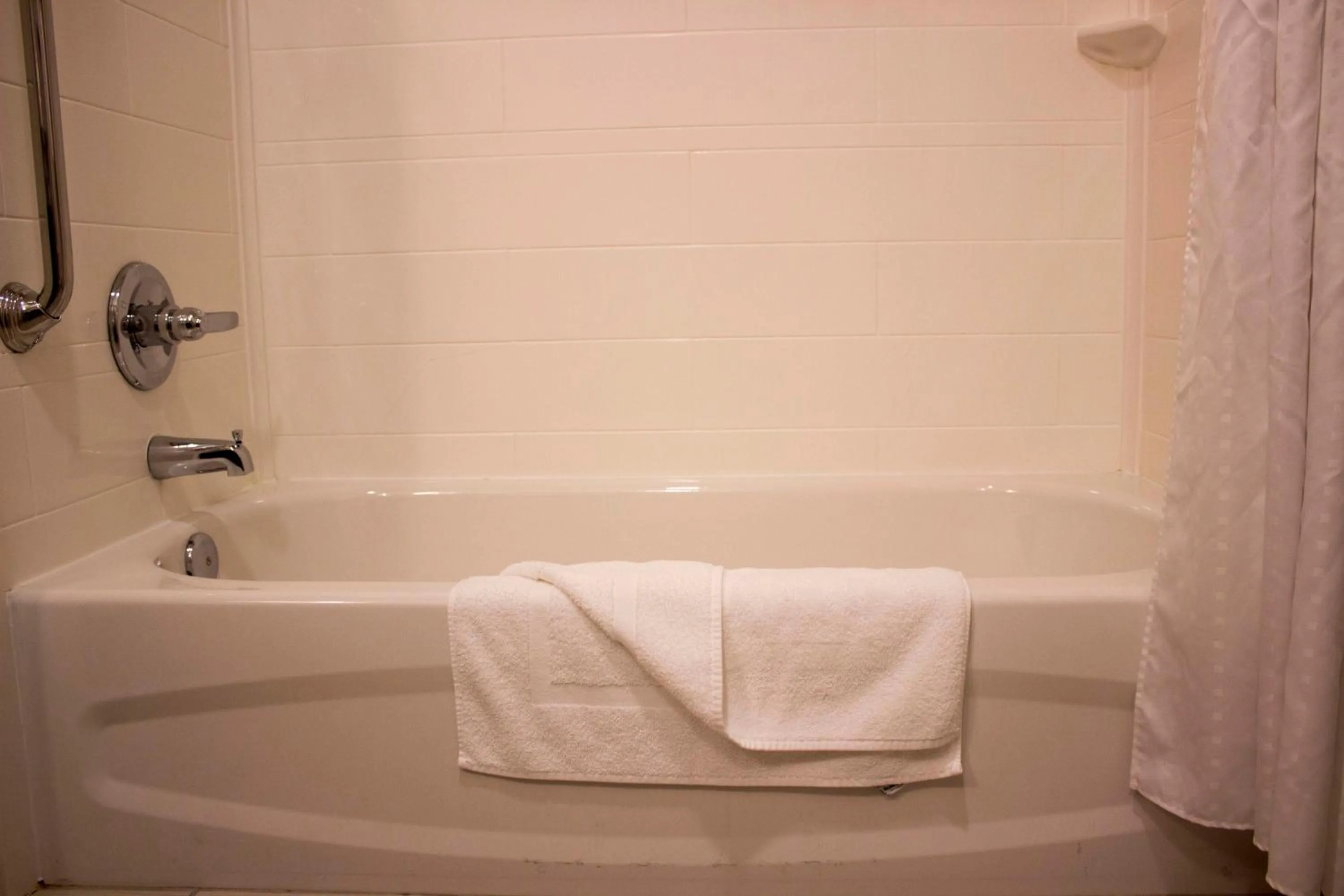 Standard Queen Room with Two Queen Beds - Communications Accessible in Holiday Inn Express and Suites Tahlequah by IHG